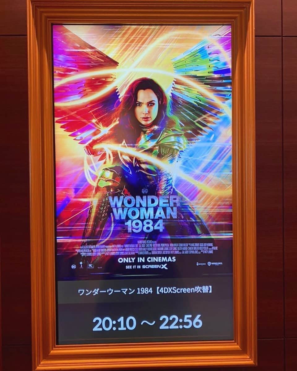 伊藤さとりさんのインスタグラム写真 - (伊藤さとりInstagram)「2度目の『ワンダーウーマン1984』  しかも念願の4DXでの鑑賞！  グランドシネマサンシャイン最高ですな。  今回は5歳の娘も一緒だったから吹き替え。 いやぁ、すごい。 4DX作った人なら喜ぶであろう リアクションの連続 そしてワンダーウーマンと一緒に 空を飛ぶポーズ ワンダーウーマンと同じ攻撃のポーズ。 ラストは拍手して、エンドロールまで劇場から出ずに 劇場明るくなったらまた拍手。 スゴイね、5歳児も魅了するワンダーウーマン  #ワンダーウーマン1984  #ww84 #movie #4dx  #映画 #シネマ #dc  #ワンダーウーマン  #最強ヒーロー #大好きな映画  #映画鑑賞 #ガルガドット  #洋画 #ハリウッド  #洋画好きと繋がりたい  #アクション映画」12月20日 20時18分 - ito_satori