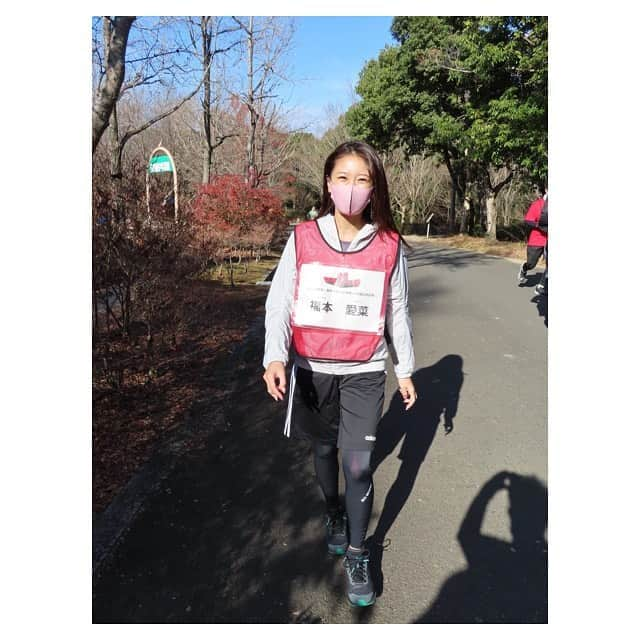 福本愛菜さんのインスタグラム写真 - (福本愛菜Instagram)「今年ラストの大阪マラソンブ🏃‍♀️ . 最初はめっっっちゃ寒かったけど、トレーニング＋ランでだいぶ体もぽかぽかして😚. 色んなメニューしてハードやったけど終わった後の爽快感ハンパなかった😇👏 . ほんでまさかのサンタさんいっぱい来た🎅 この格好で大量のプレゼント持って帰りました😂みんなありがとう🥺 . . #大阪 #万博記念公園 #マラソン #朝活 #大阪マラソンブ #今年 #ラストラン」12月20日 20時21分 - aina_fukumoto