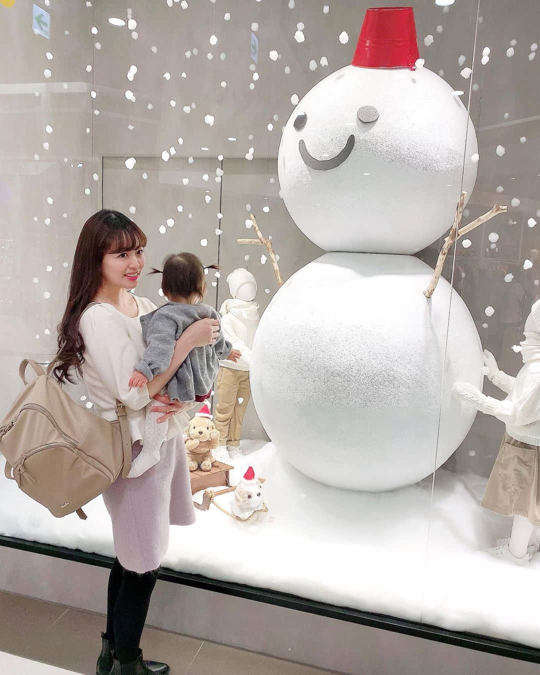 めぇたんのインスタグラム：「この前見つけた大きな雪だるま⛄️❄️ 娘と撮ろうとするとロクな写真が撮れません🥰（笑） でもそれも思い出です╰(*´︶`*)╯♡ . #雪だるま #lerevevaniller #ルレーヴヴァニレ #マザーズバッグ #マザーズリュック #naturalbeautybasic #ナチュラルビューティーベーシック #31sonsdemode #トランテアンソンドゥモード #handm #エイチアンドエム #petitmain #プティマイン #1歳 #女の子ベビー #女の子ママ #関西ママ #1歳1ヶ月」