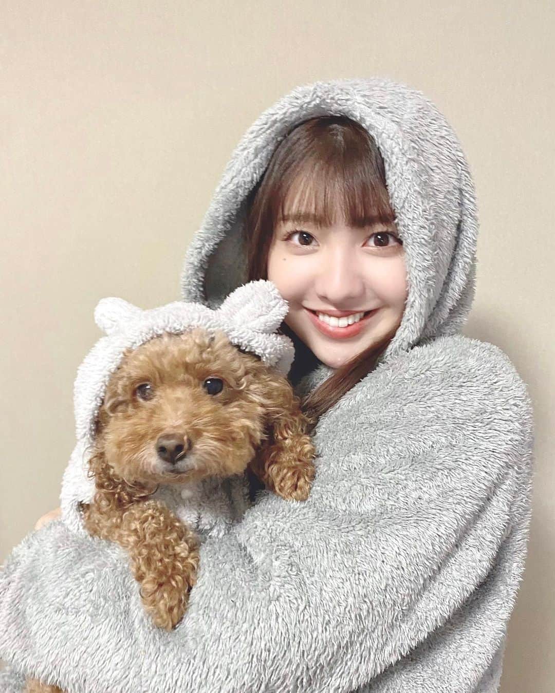 小玉梨々華のインスタグラム：「（Message in English） Hi everyone!  We are already in the midwinter. It's very cold everyday. I'm wearing cozy matching outfits with my dog Marron at home. Please take good care of yourself too, everyone! @wasuta.world #wasuta」