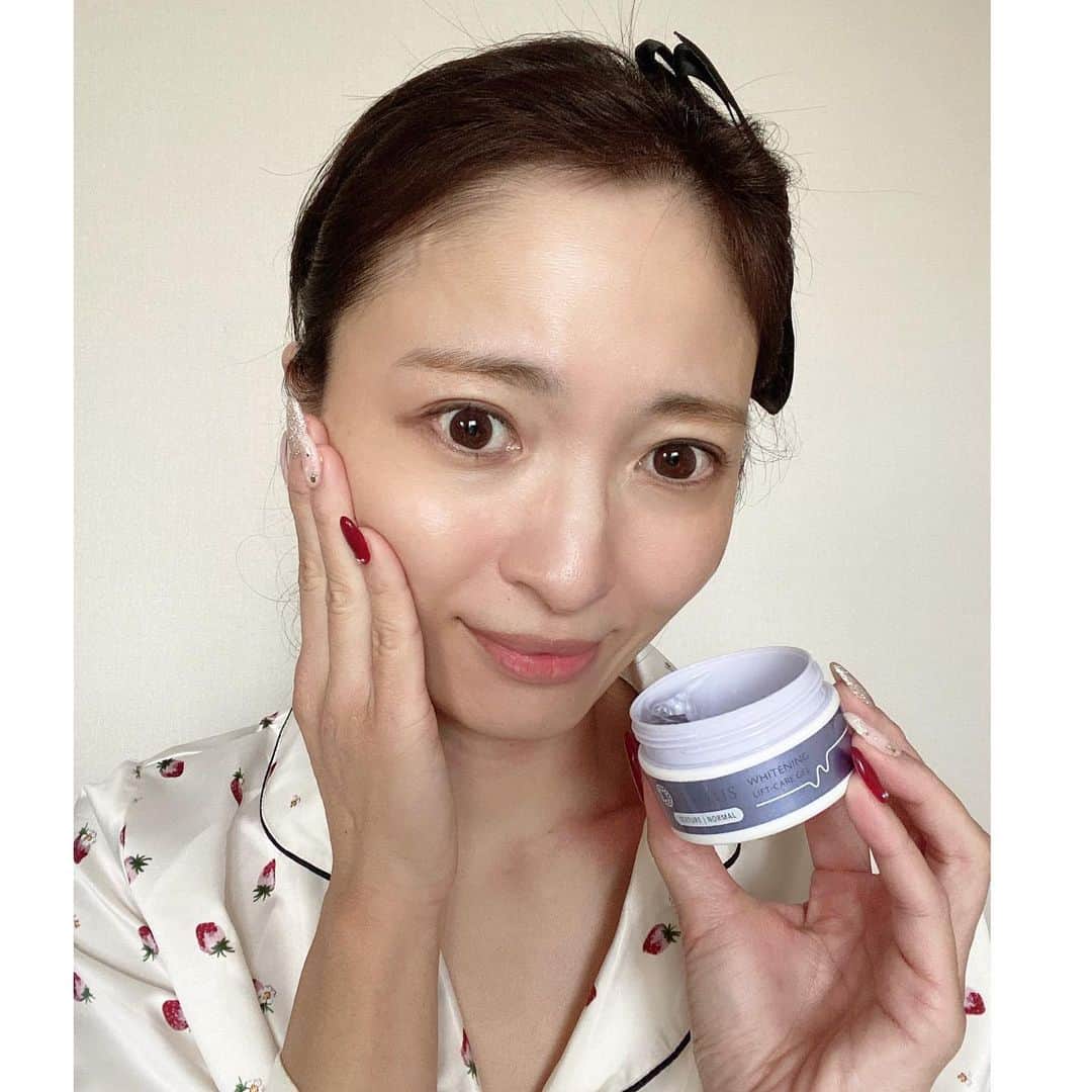 AriizumiEmaさんのインスタグラム写真 - (AriizumiEmaInstagram)「毎日愛用中の、1つで10役のオールインワンジェル #薬用シミウスジェル  10つも機能があり、洗顔後これ1つ有ればお肌は完璧^ ^  おこもり美容にも最適！  マッサージ パック 化粧水﻿ 美容液 乳液﻿ 保湿 クリーム﻿ アイクリーム﻿ 化粧下地 美白﻿ これが1つになっているんです！  楽天売上ランキングでは、楽天市場美容系ランキング ﻿(マッサージクリーム部門)﻿で、第1位✨ 累計販売個数は1,400万個を突破しています✨ ・ マッサージしやすい様に伸びがいい質感になっているので、毎回、顔マッサージをしながらなじませる事ができます。 顔から首にかけての筋肉もほぐせて、顔色も良くなり、ハリアップも出来、シミも薄くなっていき、毎朝、毎晩のマッサージを兼ねたケアが楽しい美容習慣になっています❣️  @simius_official   #スキンケア#シミ#シミ対策#シミ予防#シミケア#エイジングケア #美容#美白ケア #美肌ケア #シミウス#オールインワンジェル #薬用シミウスジェル#メビウス製薬#pr#シミウスジェル#エビデンスコスメ #cosmetics #beauty #makeup」12月20日 20時22分 - ema_ariizumi