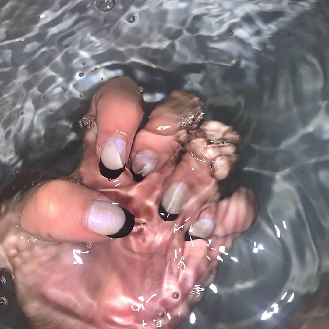 山下恵奈のインスタグラム：「今のネイルちょーお気に入り🥲💅🖤 #nail #newnail #フレンチネイル」