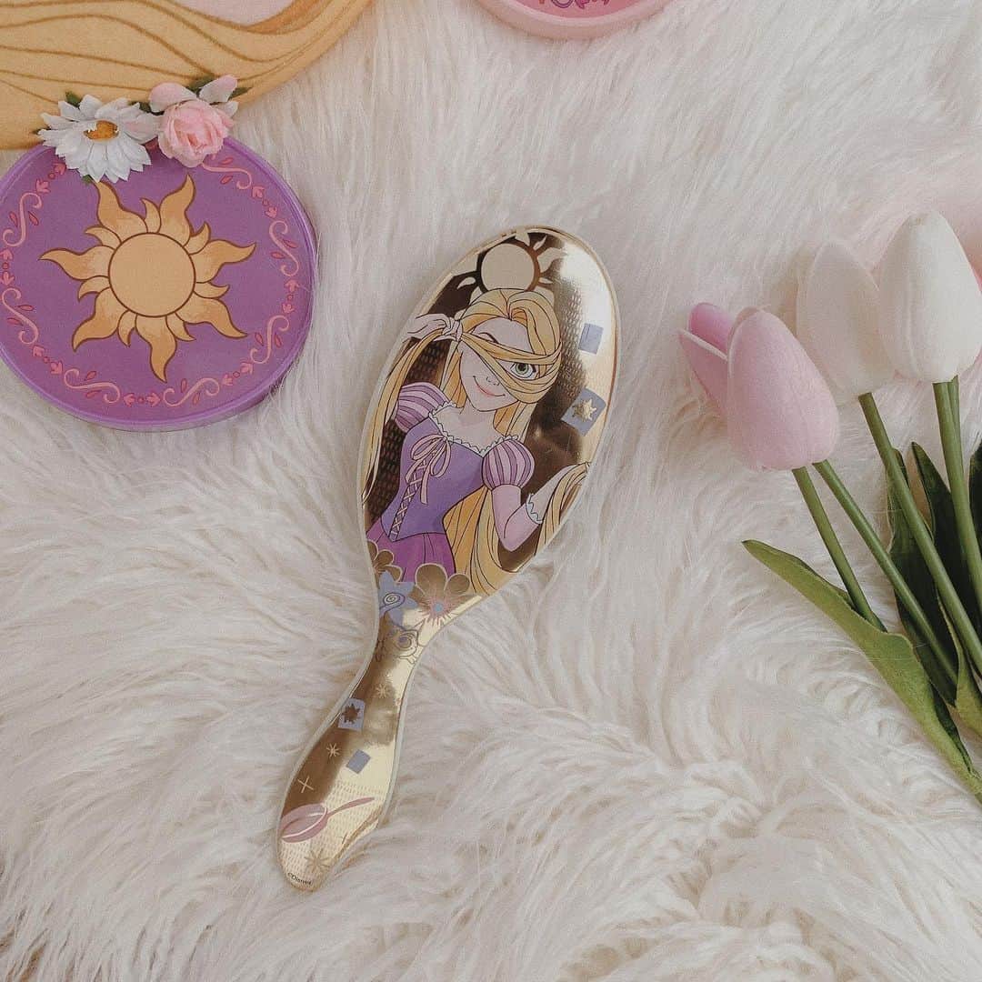SHIHORINのインスタグラム：「𓂅𓈒𓏸𓐍  ラプンツェルのヘアブラシ👸🏼👑🐸💜 とっても可愛くないですか？🥺💓💓💓  これ、全米で大人気ののウェットブラシ @wetbrush_japan から発売されている  ディズニーコラボのヘアブラシなの🧴♡  ただデザインが可愛いだけのブラシではなくて、 機能性もすごいの😳🤍 とかすだけでトリートメントしたような 艶々サラサラ髪になるよ☺️✨  今までブラシにこだわってなかったけど、 これは本当にサラサラの髪の毛になるのを 実感できるので毎日愛用中です💓  わたしは大好きなラプンツェルの デザインにしたたんだけど👸🏼💜 他にもたくさんディズニーの キャラクターがいるから迷ったよ🥺💭  発売中のラインナップも載せたのでスワイプしてみてね▶︎▶︎▶︎  #disney #disneyprincess #Tangled #Rapunzel #WetBrush #ディズニー #ディズニープリンセス #塔の上のラプンツェル #ラプンツェル #パスカル #ウェットブラシ #ディズニーコラボ #ディズニープリンセス #ディズニーヴィランズ #ヘアブラシ #ツヤ髪 #supported」