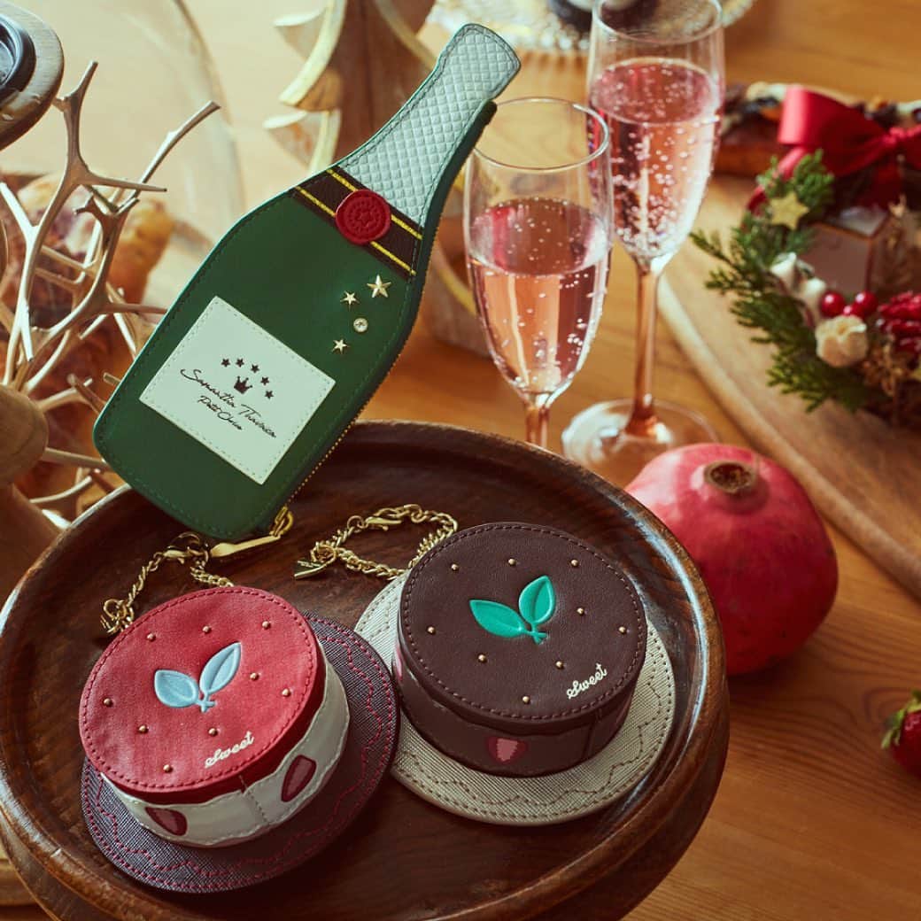 のインスタグラム：「自分へのご褒美はもうGETした？ #2020holidaycollection  🎄🥂❄️🍰🍴 𝙃𝙖𝙥𝙥𝙮 𝙃𝙤𝙡𝙞𝙙𝙖𝙮 𝙃𝙤𝙢𝙚 𝙋𝙖𝙧𝙩𝙮!!  クリスマスまであと4日。 HAPPYになれるサマンサタバサプチチョイス こだわりのアイテム❤️  パーティに欠かせないシュワシュワのシャンパンや、 甘いケーキ、パーティを盛り上げるごちそうたち…🌟  ケーキをイメージしたチャームは裏面がミラーに✨シャンパンデザインのポーチにも注目❣️  #samanthathavasapetitchoice #サマンサタバサプチチョイス #christmas#クリスマス #クリスマスコレクション#限定アイテム」
