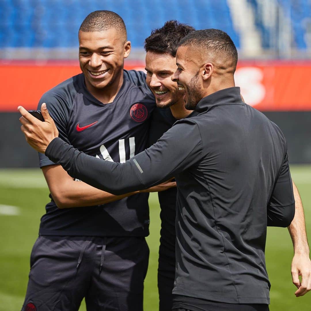 F2Freestylersのインスタグラム：「Happy Birthday @k.mbappe 2️⃣2️⃣ 🎉🥳  🏟 239 games ⚽️ 146 goals 🎯 74 assists 🇫🇷 4 x Ligue 1 winner  💫 2 x FIFPro World XI 🥇 2 x French POTY ⭐️ 1 x Golden Boy 🏆 1 x World Cup」