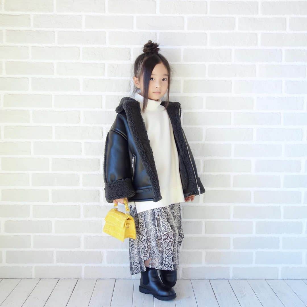 Saraのインスタグラム：「. coordinate♡ . トレンドのB-3で 強め女子コーデ🖤⚡️ . 靴以外はALL #jeanasiskids の日でした😂🖤 . outer ▶︎ #jeanasis tops ▶︎ #jeanasis skirt ▶︎ #jeanasis  shoes ▶︎ #branshes  bag ▶︎ #jeanasis  . #ootd #kids #kids_japan #kids_japan_ootd #kjp_ootd #kidsfahion #kidscode #kidsootd #kidswear #キッズコーデ #キッズファッション #インスタキッズ #b3 #b3jacket #ミニバッグ #ライブドアインスタブロガー」