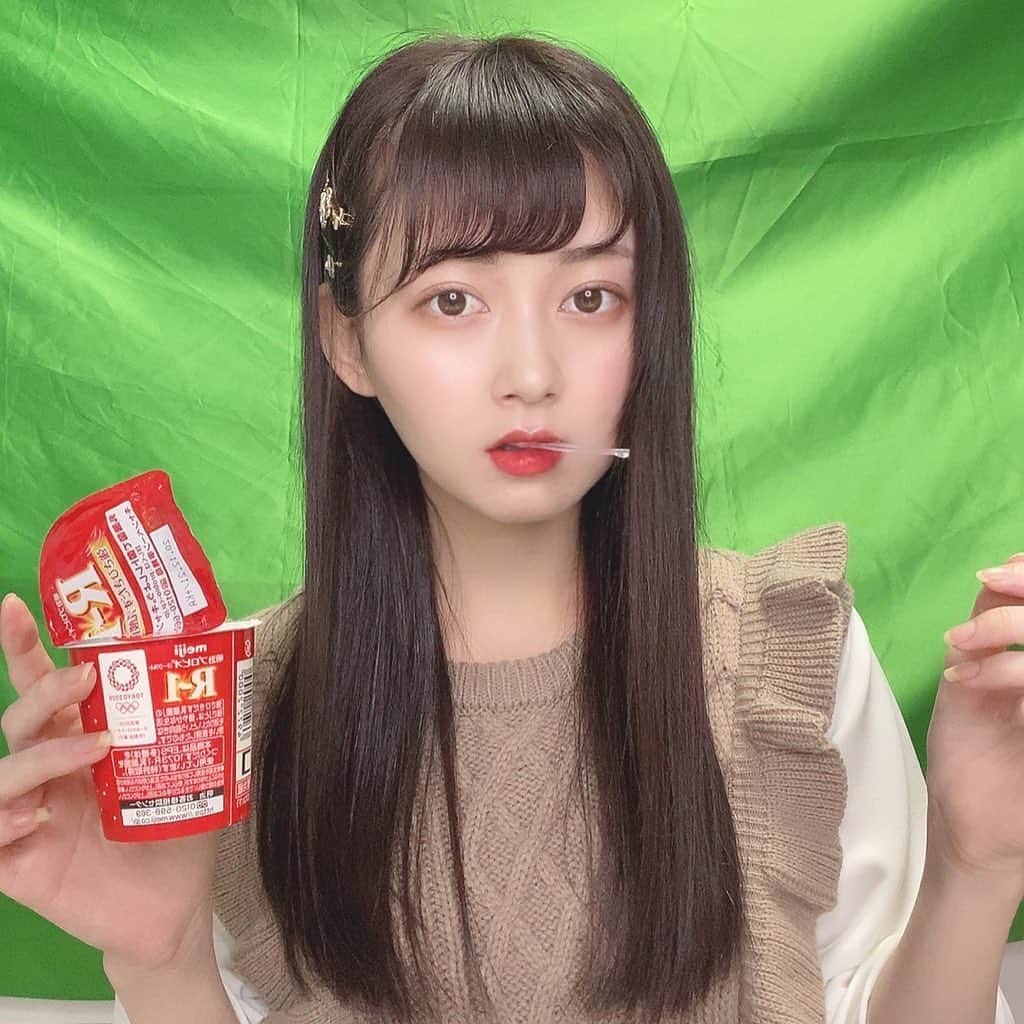 金久保マユ（ぼんぼん）のインスタグラム：「先週のアルティメット人狼ch、皆さん観ていただけましたか🐺？ . その日の写真です。 人狼前は緊張で胃が痛くて、、何も食べられないのでヨーグルトを食べました。笑 . はじめて人狼の番組に出たのが一昨年の12月かな…？その時に比べたら大分リラックス出来るようにはなったけども…！初登場の回もアーカイブで観られるので、気になった方は是非観てみてください！ . 緊張でガクブルしてる私が見られます…笑」