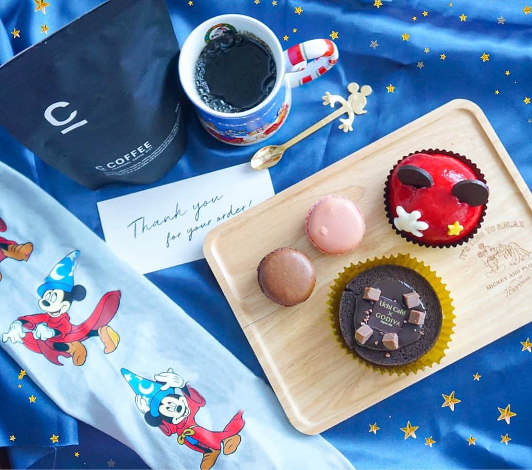 のインスタグラム：「ℂ𝕒𝕗𝕖 𝕋𝕚𝕞𝕖 ☕️  おうちでまったりコーヒータイム♥️ 前から飲み続けてる @c_coffee_official 😌✨ コーヒー大好きだから毎日飲んでる😻 ダイエット効果があるから 周りにも飲んでる子が多いんだ☺️❤️  コーヒーのお供は、 セブンで発売されたばかりの ミッキーのムースケーキ🍰と ローソン×GODIVAのアイスケーキ🍫  ＊ ＊ ＊  #c_coffee #デトックス #コーヒー習慣 #おうちカフェ #cコーヒー  #チャコールクレンズ #チャコールコーヒー #おうち時間」