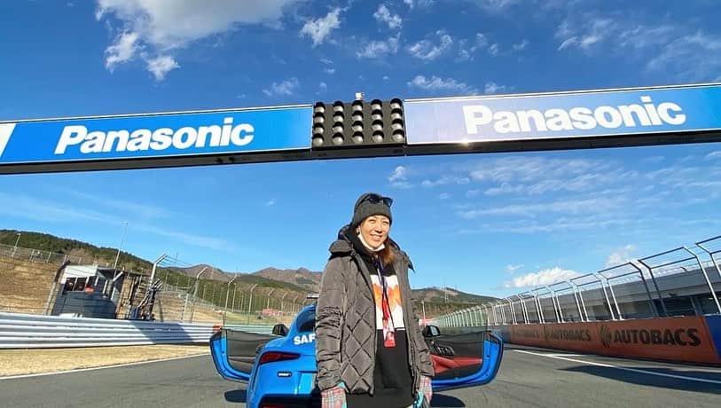 宮里美香のインスタグラム：「*** 🏎Super Formula 🏎 第7戦 富士 予選＆決勝✨ . 初めてのSuper Formula観戦⭐️ Super GTより更に速い！！！！！ 動画でその速さが伝わるかな。 とても人間が運転してると思えない速さでした😳😳 . あの速さは、実際にサーキットへ行って生で観て欲しいです🥺 迫力満点でめっちゃくちゃカッコよかったー！😎👏👏 . . #motorsport #superformula #fujispeedway #veryfast  #モータースポーツ  #スーパーフォーミュラ  #富士スピードウェイ  #めっちゃカッコよかった #めっちゃ速い #迫力満点」