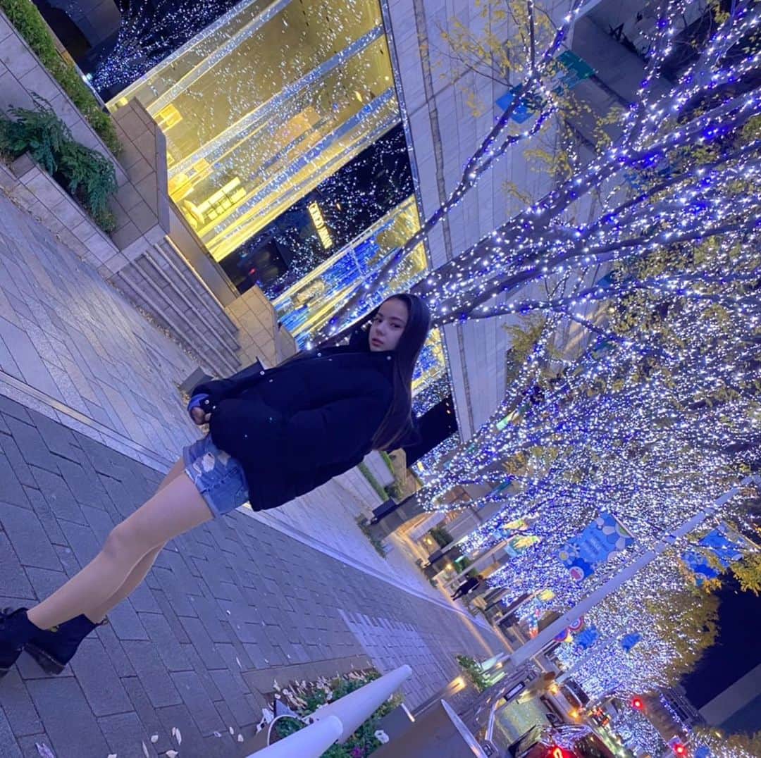 稲垣姫菜のインスタグラム：「𝒊𝒍𝒍𝒖𝒎𝒊𝒏𝒂𝒕𝒊𝒐𝒏✨❄ ・ 東京タワーの後のイルミネーション綺麗だった~💙 ・ ・ ・ #イルミネーション #けやき坂イルミネーション #illumination#六本木 #けやき坂」