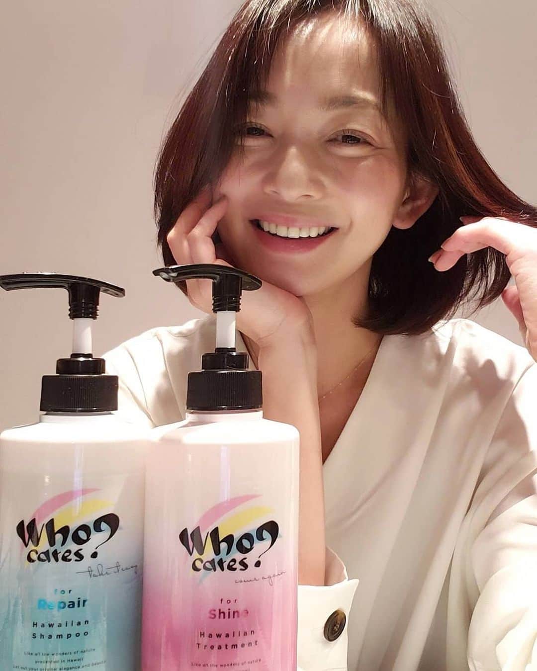 佐藤純さんのインスタグラム写真 - (佐藤純Instagram)「シャンプーは香りの気分や髪の状態によって使い分けを楽しんでます😊  補修成分が髪の毛をリペアし、贅沢アロマが香るハワイを感じるヘアケア。  @whocares_official_jp  ドライヤーの後、手触りがなめらかで指通りがよく、まとまりのある艶髪に✨  香りもずっと続くのもお気に入りです。  ボトルもハワイっぽくて可愛い🌈❤  #whocares #フーケアーズ #シャンプー #ハワイ #自分らしい私を見つける #pr #hawaii #ヘアケア #エアハワイ #おうちハワイ #アロマの香り #香り #ママ #ママモデル #モデル #mama #mamamodel #model」12月20日 20時42分 - junsatoidea