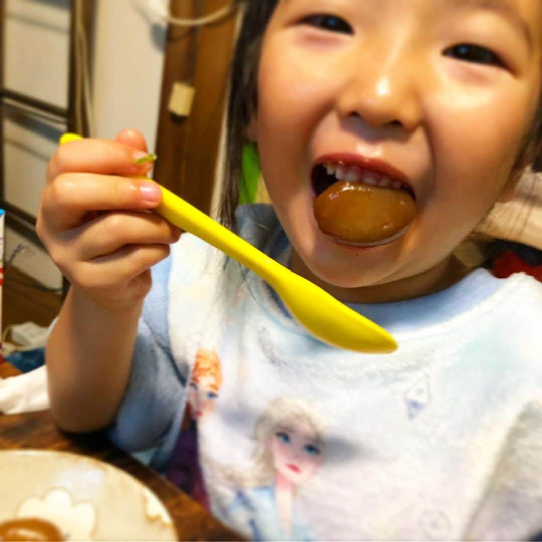 新井美穂さんのインスタグラム写真 - (新井美穂Instagram)「今日のお昼はジャンキーフードだったので 今夜は栄養たっぷり#お家ご飯#おふくろの味#オリジナルレシピ  銀鱈のネギ味噌生姜マヨソースのチーズ焼きの、もっちり#生葛きり と胡瓜と歯ごたえしっかり#鳴門ワカメ の酢の物添えと、水菜とエノキの親子丼 と、娘の好物の玉こんにゃく。  見栄えは地味だけど、やっぱ和食はいいねー❤️  今夜も娘はよく食べました💮 私も好きな銀鱈の皮は全部娘に食べられたけど😅#魚の皮好きな娘   #よく食べる娘#娘4歳6ヶ月#和食ラブ」12月20日 20時34分 - arai_miho