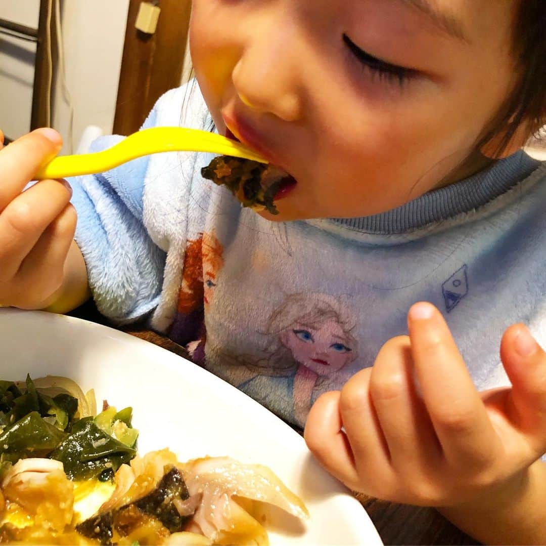 新井美穂さんのインスタグラム写真 - (新井美穂Instagram)「今日のお昼はジャンキーフードだったので 今夜は栄養たっぷり#お家ご飯#おふくろの味#オリジナルレシピ  銀鱈のネギ味噌生姜マヨソースのチーズ焼きの、もっちり#生葛きり と胡瓜と歯ごたえしっかり#鳴門ワカメ の酢の物添えと、水菜とエノキの親子丼 と、娘の好物の玉こんにゃく。  見栄えは地味だけど、やっぱ和食はいいねー❤️  今夜も娘はよく食べました💮 私も好きな銀鱈の皮は全部娘に食べられたけど😅#魚の皮好きな娘   #よく食べる娘#娘4歳6ヶ月#和食ラブ」12月20日 20時34分 - arai_miho
