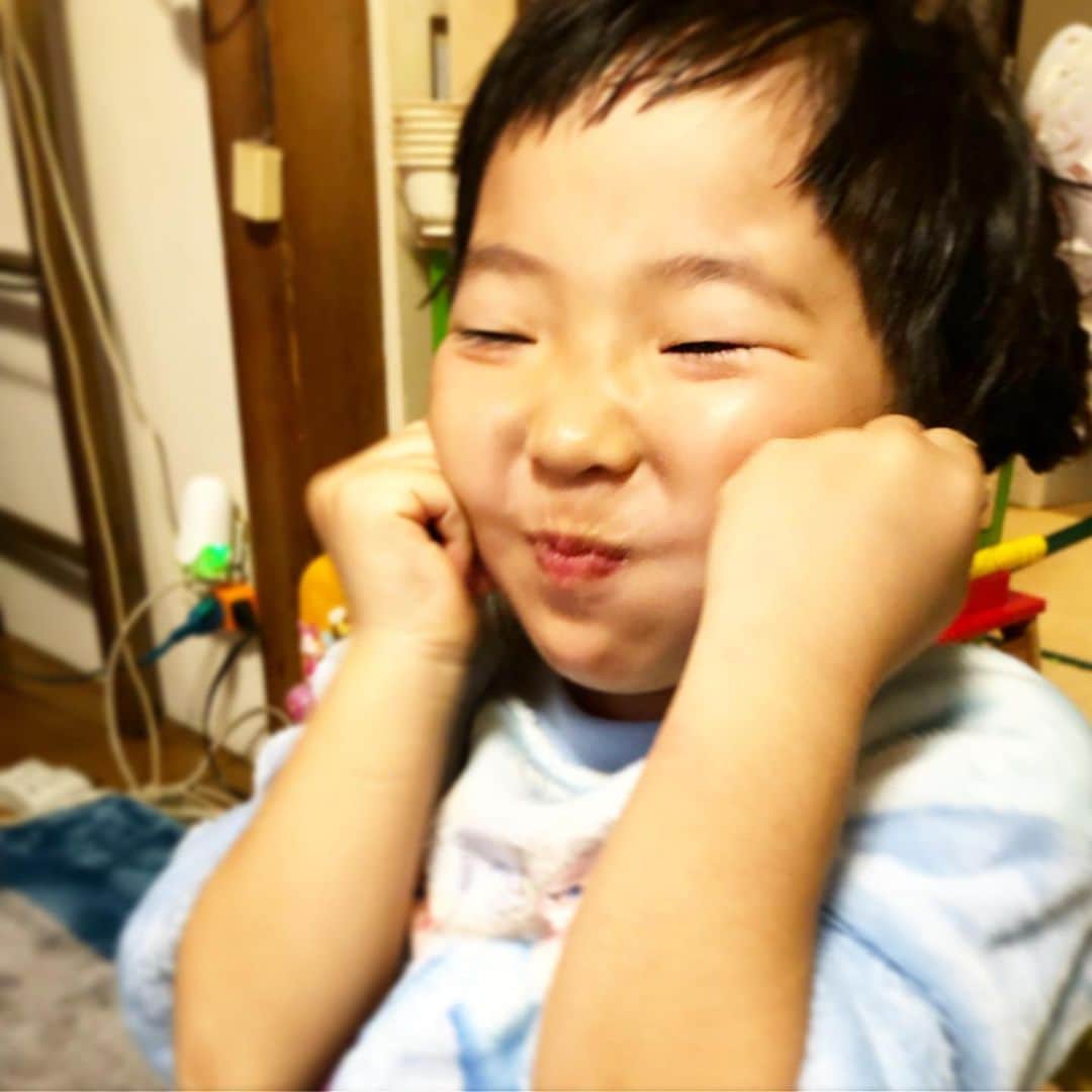 新井美穂さんのインスタグラム写真 - (新井美穂Instagram)「今日のお昼はジャンキーフードだったので 今夜は栄養たっぷり#お家ご飯#おふくろの味#オリジナルレシピ  銀鱈のネギ味噌生姜マヨソースのチーズ焼きの、もっちり#生葛きり と胡瓜と歯ごたえしっかり#鳴門ワカメ の酢の物添えと、水菜とエノキの親子丼 と、娘の好物の玉こんにゃく。  見栄えは地味だけど、やっぱ和食はいいねー❤️  今夜も娘はよく食べました💮 私も好きな銀鱈の皮は全部娘に食べられたけど😅#魚の皮好きな娘   #よく食べる娘#娘4歳6ヶ月#和食ラブ」12月20日 20時34分 - arai_miho