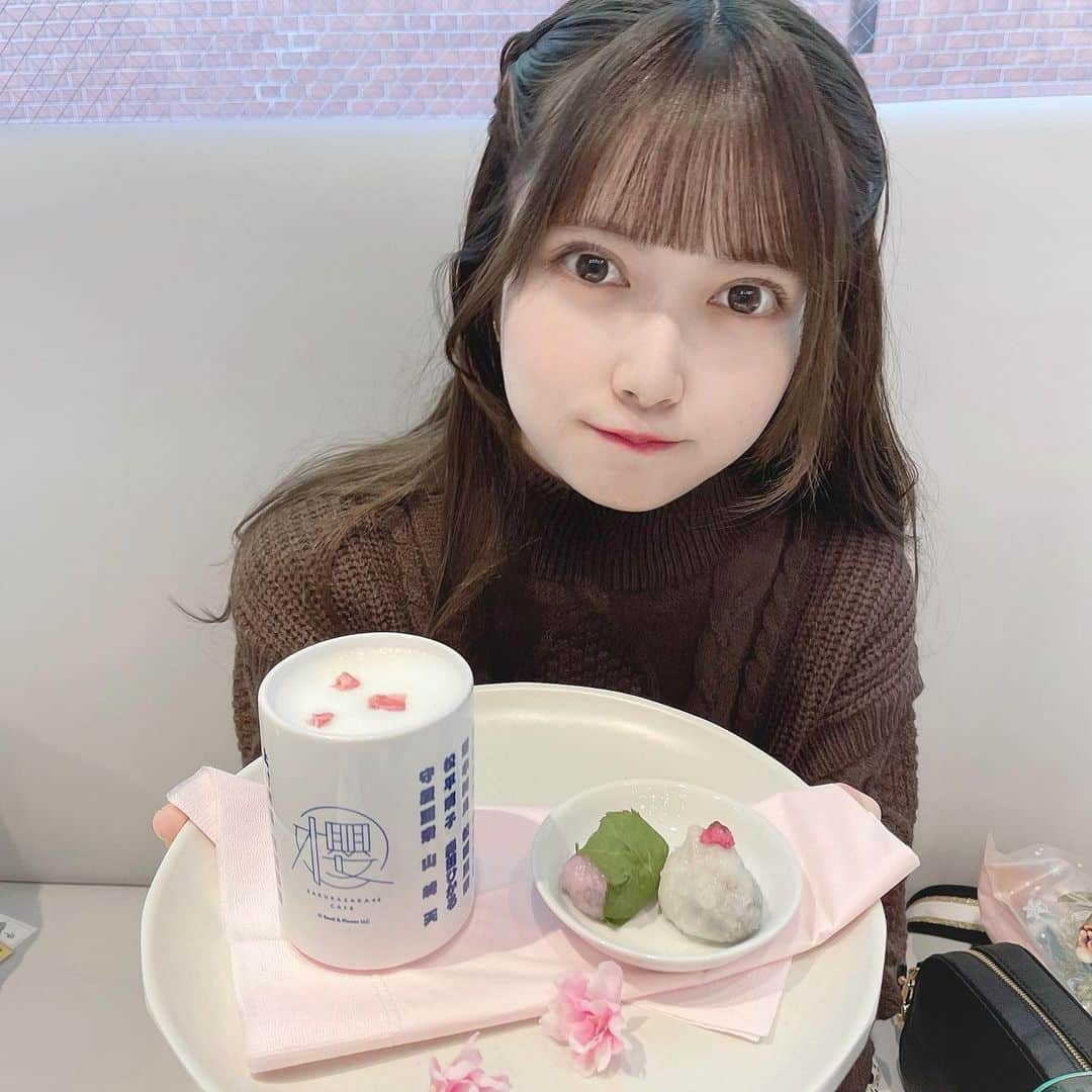 戸川栞那のインスタグラム：「念願の櫻坂46カフェ🌸 グッズも買えて幸せだった〜(*´ー｀*)🤍  #櫻坂46  #櫻坂カフェ #櫻坂46カフェ #櫻坂46コラボカフェ #桜餅 #櫻坂46好きな人と繋がりたい #櫻坂46好きな女ヲタさんと繋がりたい #坂道好きな人と繋がりたい #f4f #l4l #上村莉菜 #田村保乃 #推しのいる生活 #表参道カフェ #表参道ランチ」