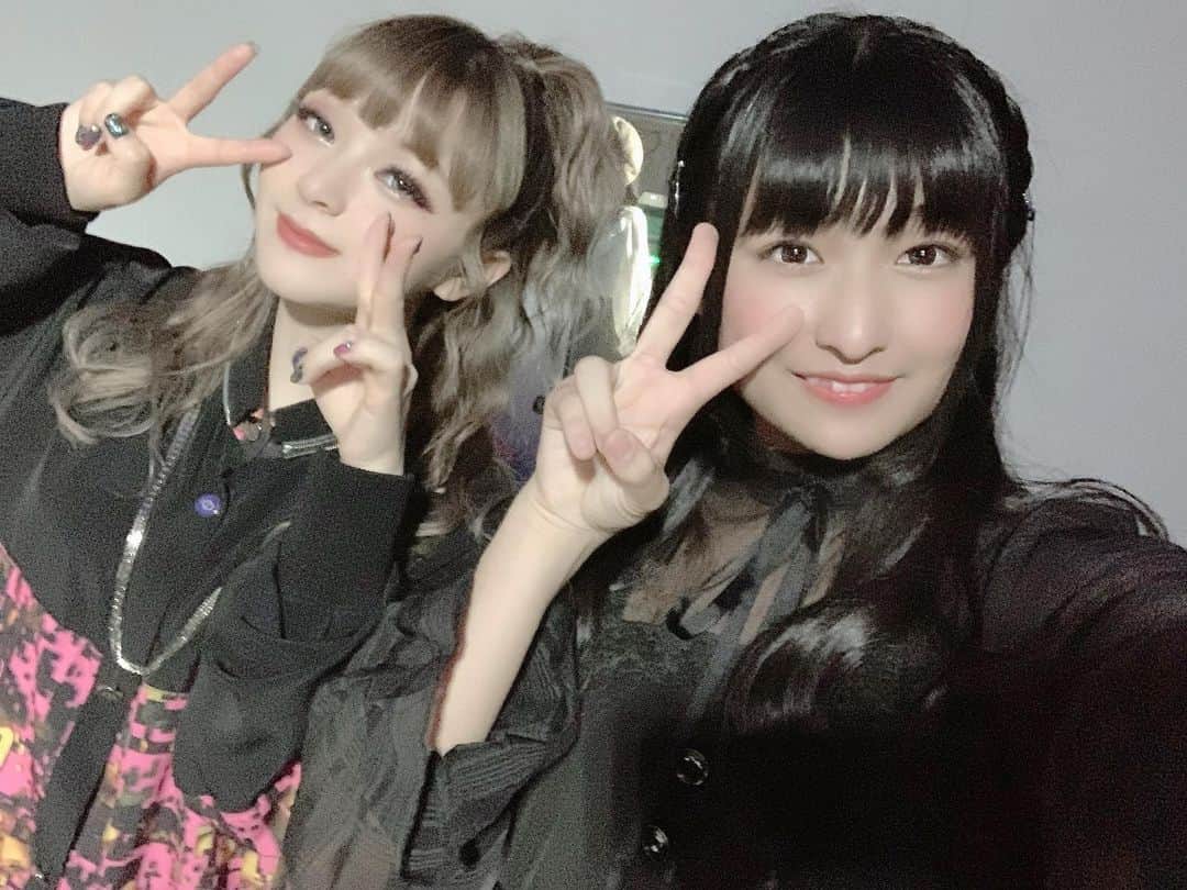 りりりのインスタグラム：「めいちゃん久しぶりに会えて嬉しかったよぉ😭 ･ ･ ･ 歌もめっちゃかっこよかった🥺✨ #可愛い #かっこいい #ダブル #最強  #大好き  #コンパス」