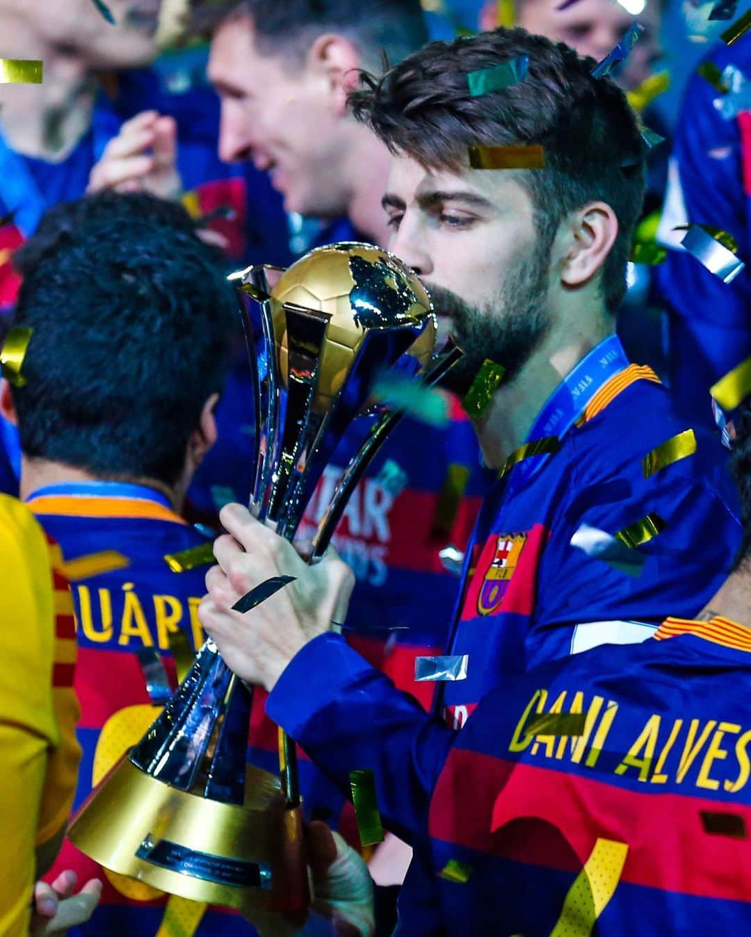 FCバルセロナさんのインスタグラム写真 - (FCバルセロナInstagram)「🏆 #OTD in 2015, Barça beat River Plate 3-0, to lift the Club World Cup. Goals by #Messi and @LuisSuarez9 (2x).  🏆🏆🏆 Hoy hace 5 años, ganamos el tercer Mundial de Clubes de nuestra historia. 👏 Avui fa 5 anys 🥰」12月20日 20時36分 - fcbarcelona
