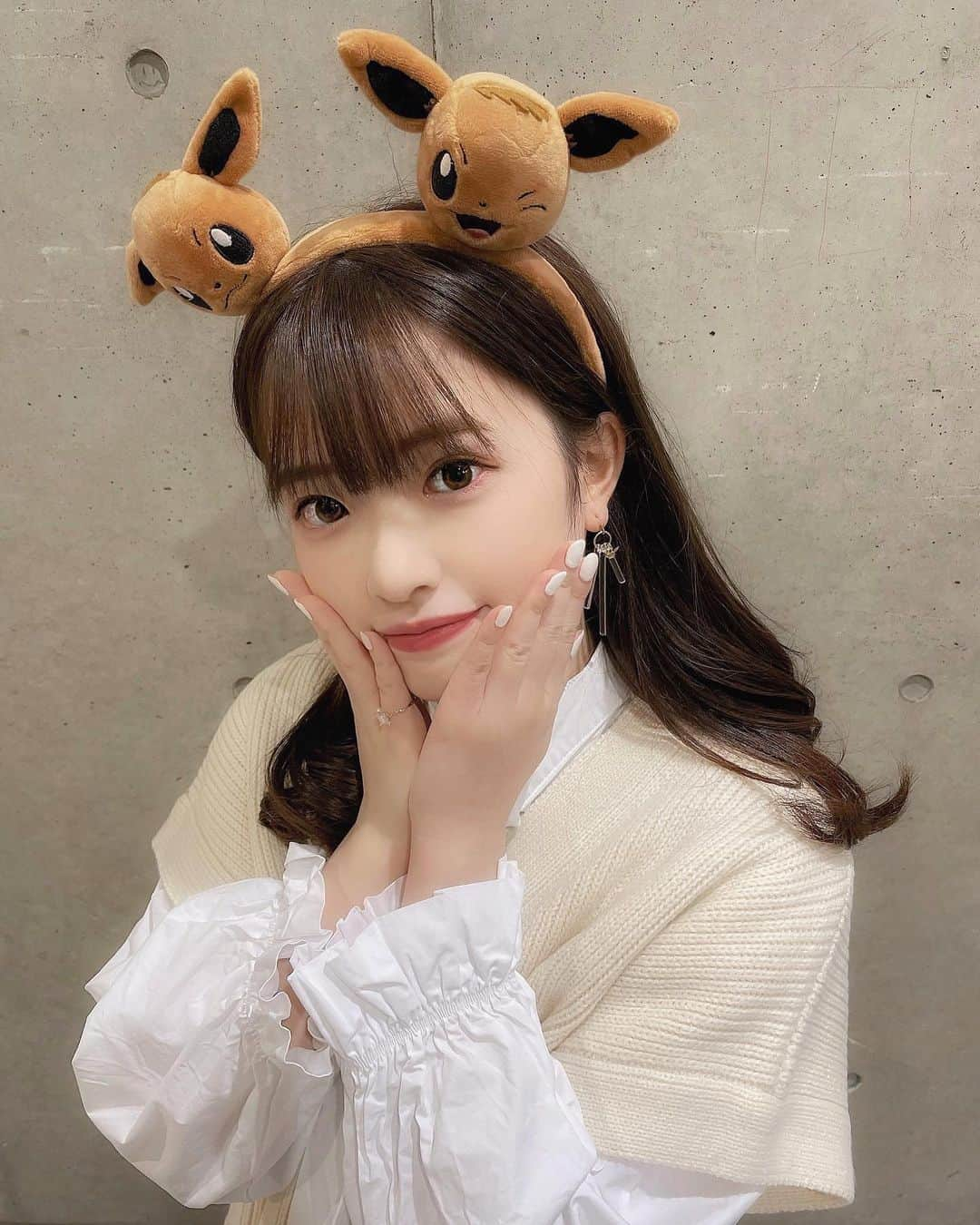 武藤小麟さんのインスタグラム写真 - (武藤小麟Instagram)「🦌🤎 トナカイ風でした。🐶笑 お洋服はまっしろコーデにしたよ🥛🤍  そして、オンラインお話し会は今日で2020年最後でした！ 直接会えないからこそ、皆さんの言葉ひとつひとつに たくさん支えられた1年だったなぁ〜と改めて感じました🌼  本当にいつもありがとう💌 来年はもっと皆さんと会える時間が増えるといいな☁️♡ . . #イーブイ #ポケモン #白コーデ #オンラインお話し会  #ootd #fashion」12月20日 20時37分 - muto_orin