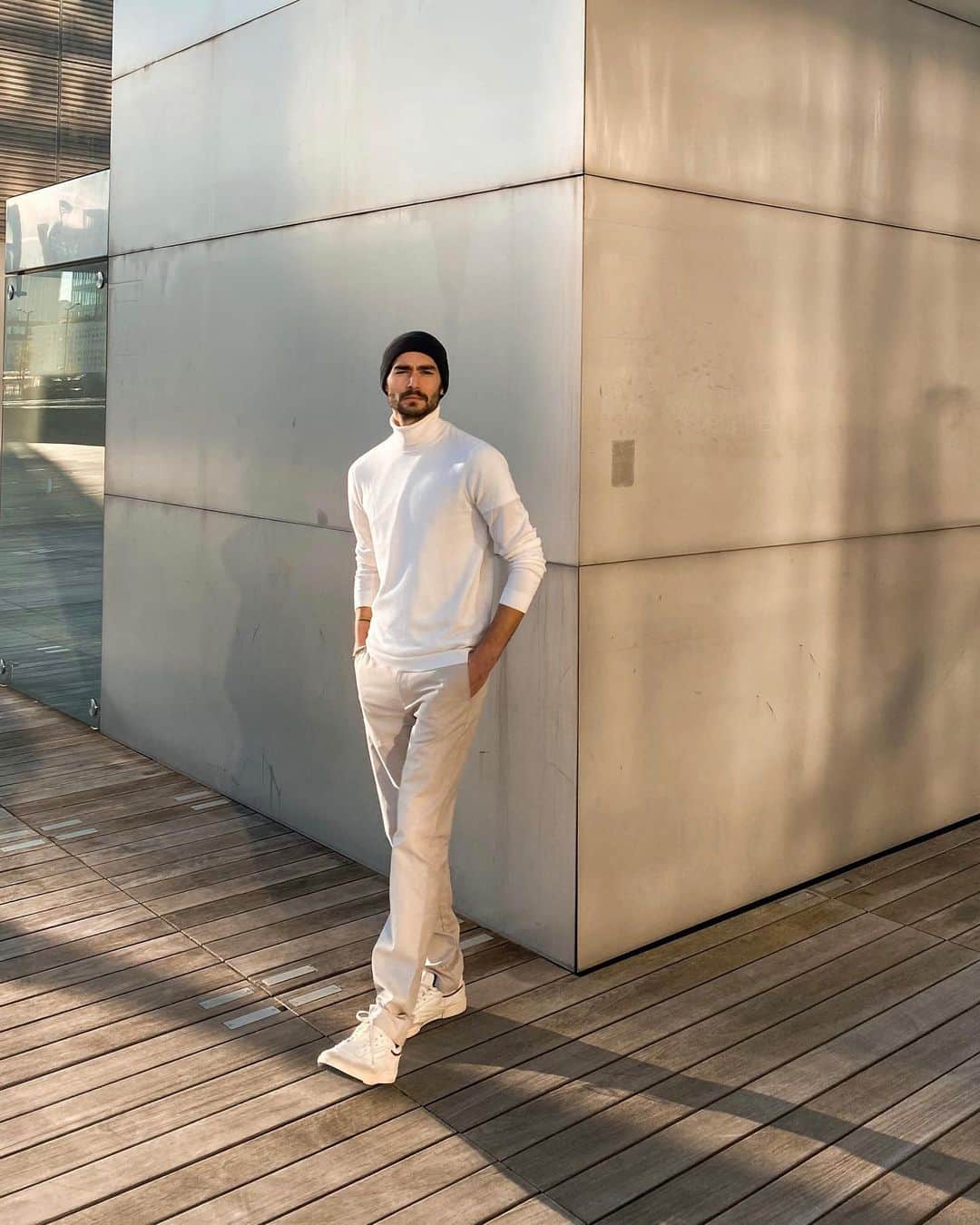 NICOLAS SIMOESのインスタグラム：「Full white look today 🍀 * Pour un noël blanc et un peu plus vert, @jules a imaginé une collection full white, fabriquée à base de matériaux recyclés et s’est associée au @wwf afin de permettre à leurs clients d’arrondir à l’euro supérieur leur achat (somme reversée à l’association) ☘️ #meninprogress #ad #ecoresponsable」