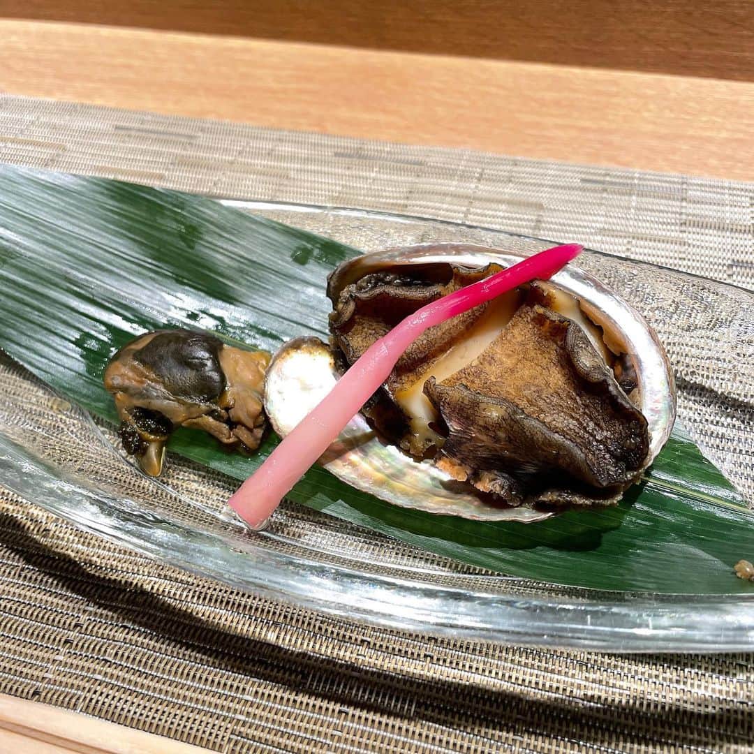飯泉吏南さんのインスタグラム写真 - (飯泉吏南Instagram)「. . ちょっといいディナーを食べに @sushi_sora_7 さんへ🍴 . 空さんにはTiffanyのコースがあって Tiffanyの食器で料理が出てきたり シャンパンの色がTiffanyブルーだったり ほんとこだわりがすごかったし めちゃくちゃ可愛かったな〜🥰 . それに久しぶりに食べたお寿司は ほんとに美味しすぎて、、 しかもカウンターのお寿司🍣 最高すぎる、、💭 . 種類もたくさん出してくれて お魚だけじゃなくてお肉まで！ まさかすぎてびっくり😳 どの料理も美味しすぎて1番が選べない😭 . . 女の子が喜ぶ内容だから記念日デートとか イベント事のときに連れてってあげたら 素敵だなって思った😢💕💕 女子会にもおすすめ♡！ . . #寿司空 #立川寿司 #立川グルメ #立川 #立川ランチ #ティファニーコース #tiffany #pr #トリドリベース」12月20日 20時39分 - pocha_rina