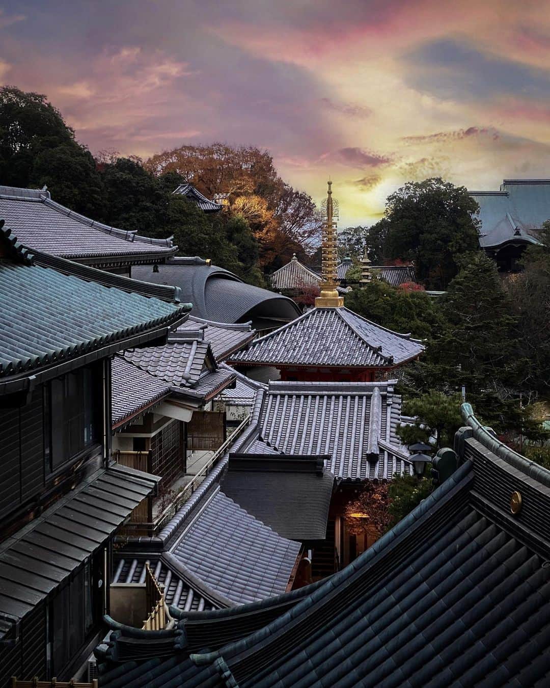 Koichiのインスタグラム：「.  Workation experience at a temple's Shukubo  Vol.1  奈良の信貴山にある宿坊に滞在して、ワーケーションを体験してきました。 コロナ禍でリモートワークが仕事の新しいスタイルとして定着しましたが、家を離れ旅先で仕事をしながら、合間にその土地の自然や文化に触れ、リラックスして過ごす…というのがワーケーション。（Work＋Vacation） 今回は奈良の歴史ある山寺の宿坊に1週間滞在し、日頃なかなか経験することのできない体験ができました！  信貴山は1400年前に聖徳太子が開山した日本で最初の毘沙門天の霊山で、山腹に朝護孫子寺の広大な境内が広がる歴史と豊かな自然のある場所です。  1st / 宿坊 玉蔵院からの夕景。ここからは境内に幾つもある、お堂や塔の屋根の連なりが見渡せます。  2nd / 朝護孫子寺の境内は、石畳の参道に沿って2000基もの灯籠が並び、夕方から翌朝まで明かりが灯ります。  3rd / まだ暗い朝方から日が沈むまで、境内に立ち並ぶ数十棟のお堂を僧侶がお勤めで行き交っています。  4th / 早朝6時過ぎの本堂から。南の空に三日月と明けの明星が。  5th / 信貴生駒スカイライン 十三峠から望む大阪平野の夜景。  #信貴山ワーケーション #奈良 #信貴山 #SAGOJO ,」
