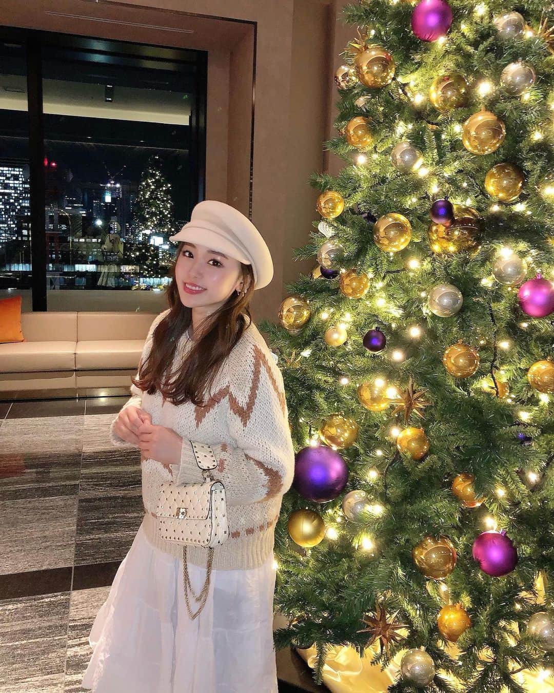 藤川沙弥のインスタグラム：「どこも🎄が綺麗で つい撮ってしまう𓂃𐬿❄︎𐬿 お気に入りのknitは @lilas_jp 新作です☑︎ これめっちゃくちゃ暖かい。😭👏🏻 そしてニットが柔らかくて 着心地が気持ちいい、、🧶🤎」