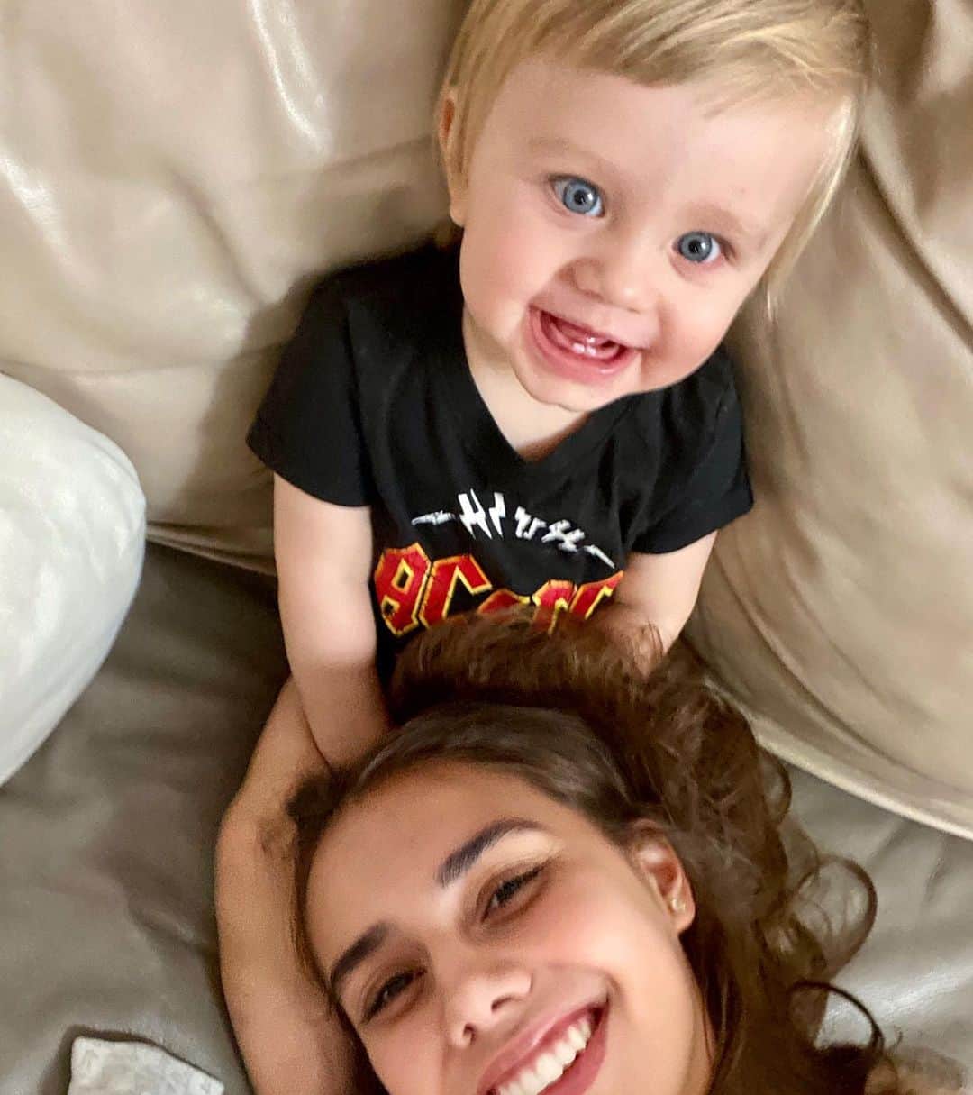 マルガリータ・マムンのインスタグラム：「Sunday mood! 😁🤘🏽」