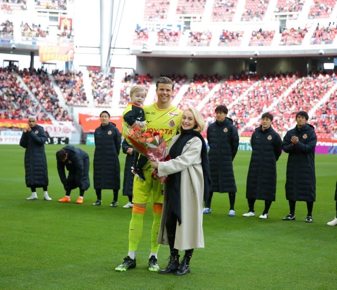 リアノン・ランゲラック（ミッチェル・ランゲラックの妻）のインスタグラム：「Congratulations to this amazing man!! The fastest player in the history of the J.League to reach 100 games and also now holds the record for the most clean sheets in a season. Not many people see the work that it takes to perform at his maximum each week. Proud is an understatement!!! What a special moment for Santiago and I to be involved in. You’re an inspiration! Love you @mitchlangerak ❤️💪🏼」