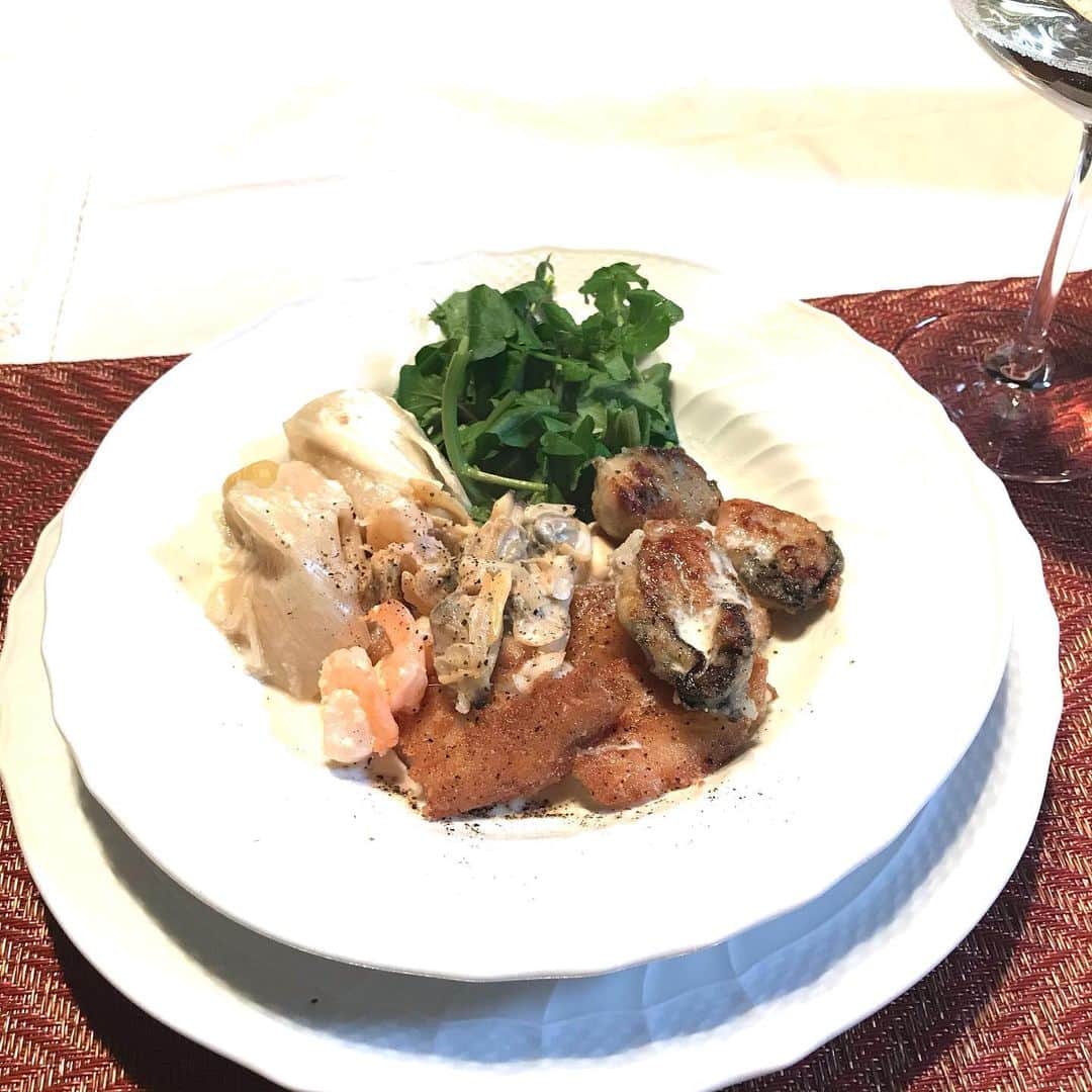 土屋眞弓さんのインスタグラム写真 - (土屋眞弓Instagram)「おうちごはん 今日は和‼️ マグロと雲丹のお作りから始まり  カレイメインに えびあさり、牡蠣のソテーと、ポロ葱のクリーム煮添え 私素人だけどフレンチとかイタリアン負けないかも〜 なんてね‼️」12月20日 20時44分 - mayumi.vivian