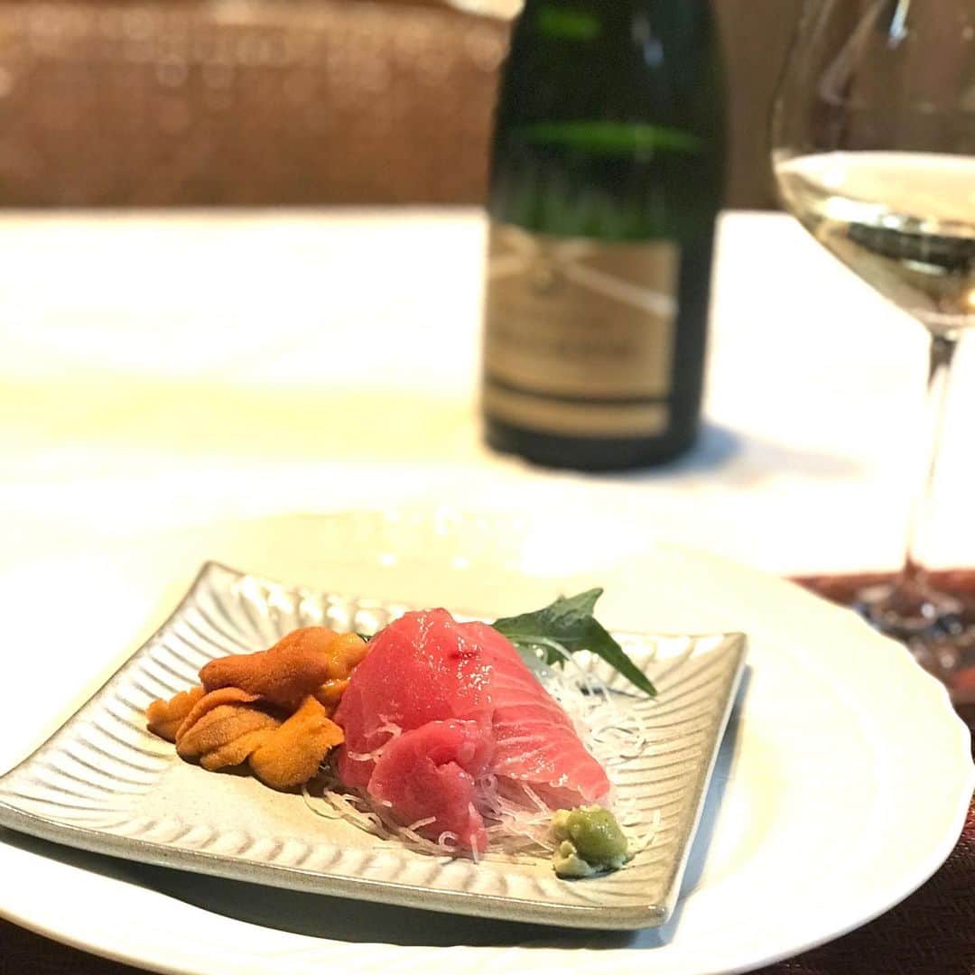 土屋眞弓のインスタグラム：「おうちごはん 今日は和‼️ マグロと雲丹のお作りから始まり  カレイメインに えびあさり、牡蠣のソテーと、ポロ葱のクリーム煮添え 私素人だけどフレンチとかイタリアン負けないかも〜 なんてね‼️」