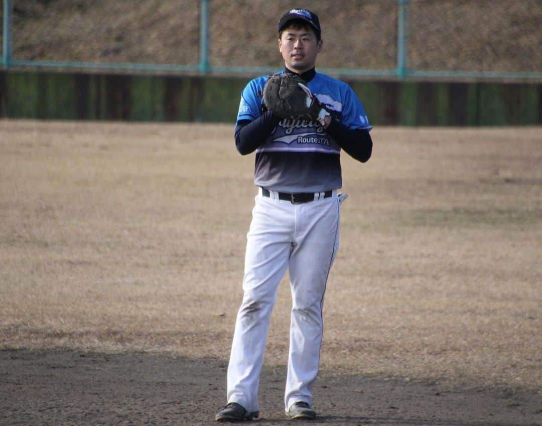 片山真人さんのインスタグラム写真 - (片山真人Instagram)「【優勝しました】 富士市役所7x-6富士信用金庫（延長10回裏ﾀｲﾌﾞﾚｰｸｻﾖﾅﾗ）  2018年から参加させていただいている、富士市役所の野球チーム。市職員や消防の皆さんと一緒に野球をしています。  決勝戦は常に劣勢も、4番清くんが9回裏2死からの柵越え同点2ランからのﾀｲﾌﾞﾚｰｸの末劇的勝利。まさか33歳でタイブレークをグラウンド上で経験するとは思いませんでした笑　緊張感、楽しかったです。 準決勝では最終回に代打で使っていただき、期待に応える同点タイムリーが打てました。微力ながらこれからも力になれるように、体づくりとバッティングセンター通います。 監督、キャプテン、そしてみなさん、一年間本当にお疲れ様でした。 #野球　#富士市」12月20日 20時44分 - katayamasato