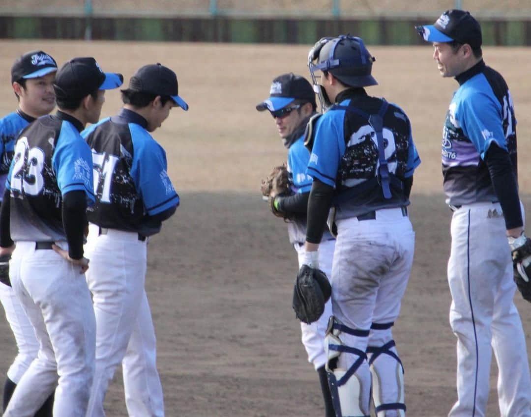 片山真人さんのインスタグラム写真 - (片山真人Instagram)「【優勝しました】 富士市役所7x-6富士信用金庫（延長10回裏ﾀｲﾌﾞﾚｰｸｻﾖﾅﾗ）  2018年から参加させていただいている、富士市役所の野球チーム。市職員や消防の皆さんと一緒に野球をしています。  決勝戦は常に劣勢も、4番清くんが9回裏2死からの柵越え同点2ランからのﾀｲﾌﾞﾚｰｸの末劇的勝利。まさか33歳でタイブレークをグラウンド上で経験するとは思いませんでした笑　緊張感、楽しかったです。 準決勝では最終回に代打で使っていただき、期待に応える同点タイムリーが打てました。微力ながらこれからも力になれるように、体づくりとバッティングセンター通います。 監督、キャプテン、そしてみなさん、一年間本当にお疲れ様でした。 #野球　#富士市」12月20日 20時44分 - katayamasato