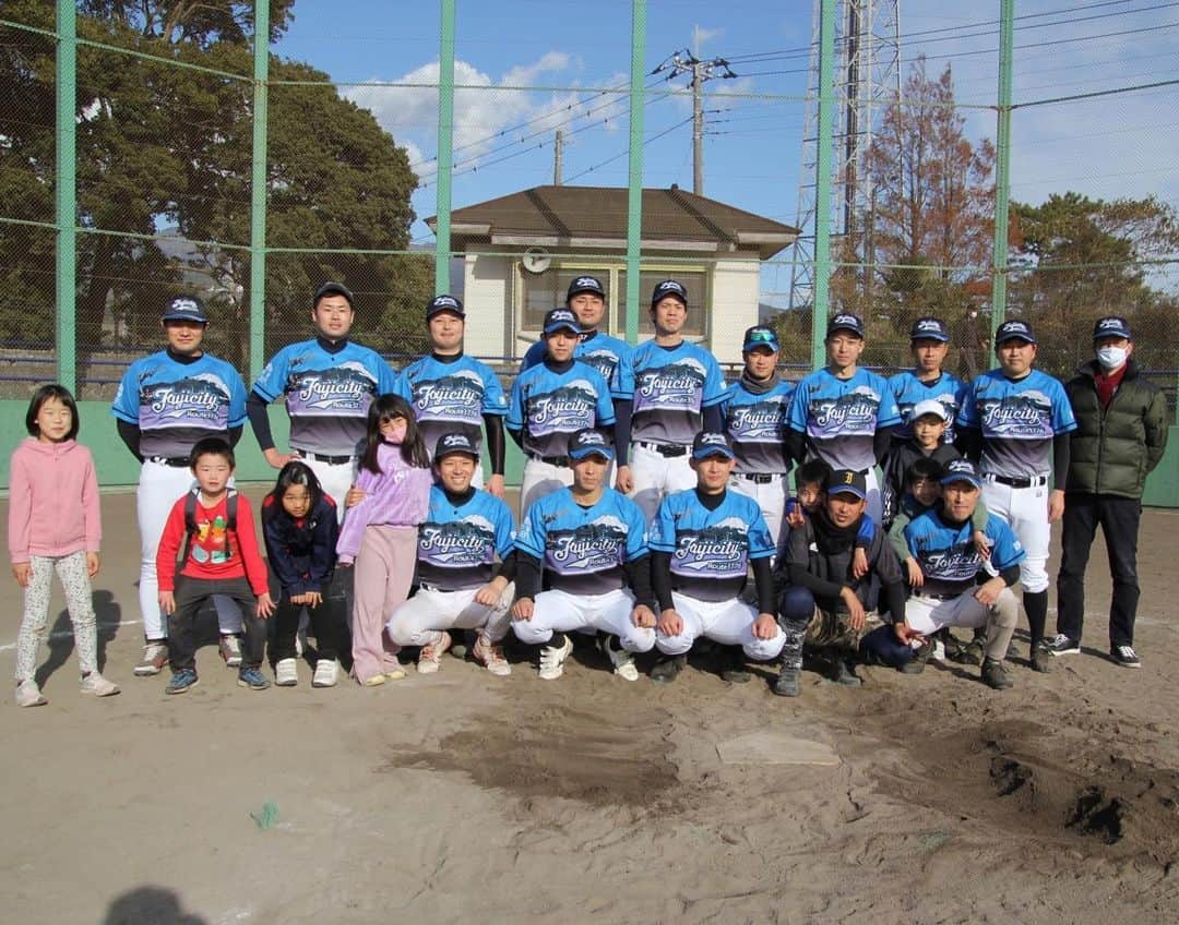片山真人さんのインスタグラム写真 - (片山真人Instagram)「【優勝しました】 富士市役所7x-6富士信用金庫（延長10回裏ﾀｲﾌﾞﾚｰｸｻﾖﾅﾗ）  2018年から参加させていただいている、富士市役所の野球チーム。市職員や消防の皆さんと一緒に野球をしています。  決勝戦は常に劣勢も、4番清くんが9回裏2死からの柵越え同点2ランからのﾀｲﾌﾞﾚｰｸの末劇的勝利。まさか33歳でタイブレークをグラウンド上で経験するとは思いませんでした笑　緊張感、楽しかったです。 準決勝では最終回に代打で使っていただき、期待に応える同点タイムリーが打てました。微力ながらこれからも力になれるように、体づくりとバッティングセンター通います。 監督、キャプテン、そしてみなさん、一年間本当にお疲れ様でした。 #野球　#富士市」12月20日 20時44分 - katayamasato
