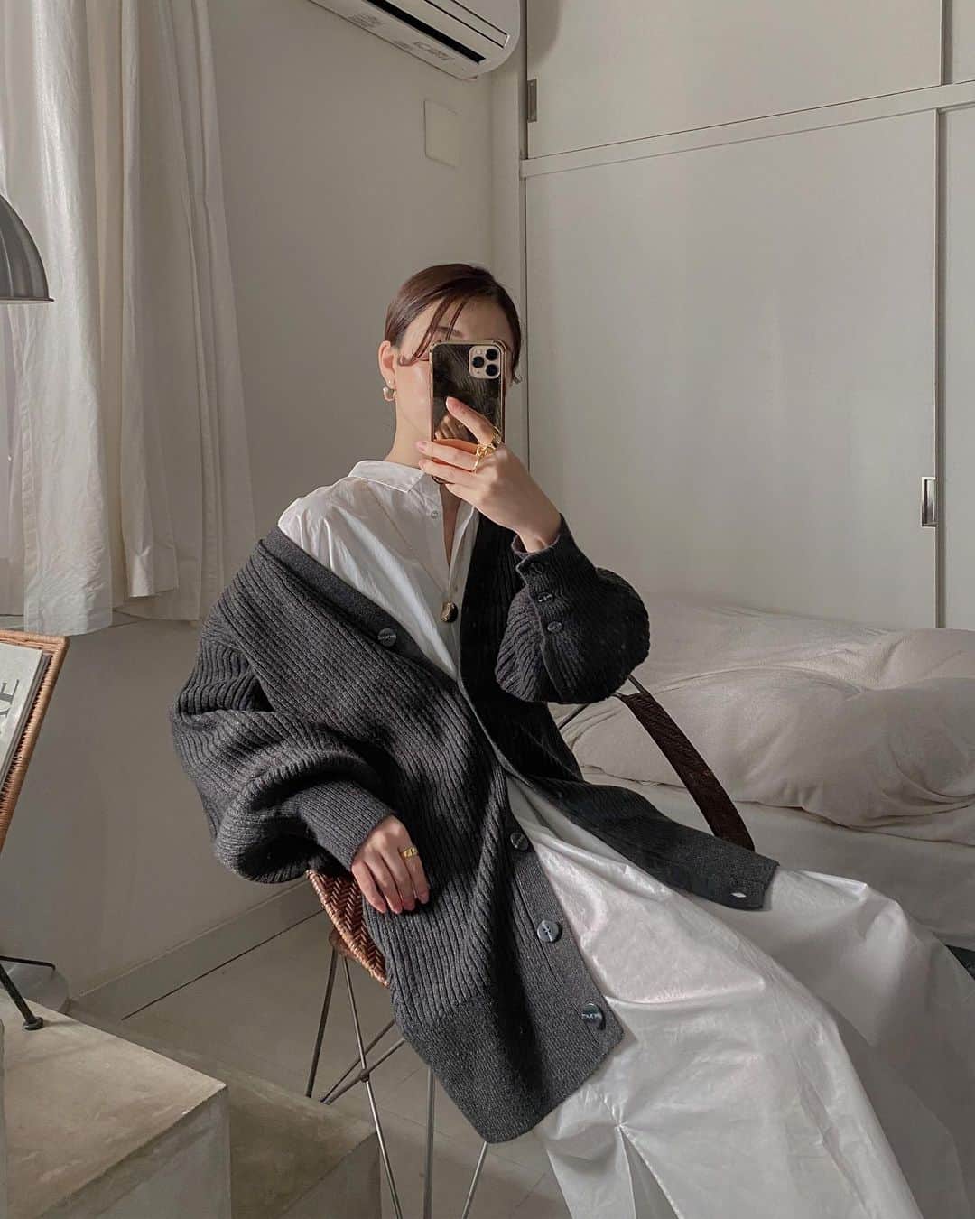 影山可蓮のインスタグラム：「・ ・ Day off 🤍 ・ ・ まったりな日のゆるっとコーデ💭 万能な白シャツに袖がボリューミーなニットカーデ🧶 ・ 🏷 KNIT @lagunamoon_com  SHIRTS @credona_official  Necklace @seadsmara  ・ ・ #outfit #ootd  #instafashion #minimalstyle #minimalfashion #classicstyle #simpleoutfit #everydaylook  #コーデ #コーディネート #今日のコーデ #私服  #karen_k_outfit」