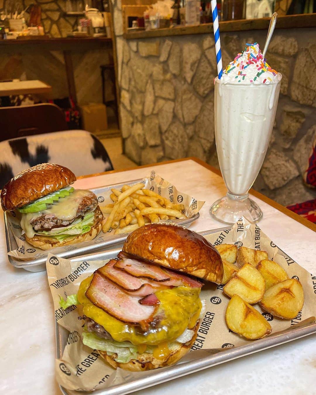 ゆうめろさんのインスタグラム写真 - (ゆうめろInstagram)「・ ・ ボリューミーなハンバーガー🍔❤️ ・ 渋谷ストリーム一階にある  @the_great_burger_stand に行ってきました🗽🇺🇸 ・ 私はベーコンチーズ和牛バーガーを頼んだよ🌿 ボリュームがあってスパイスもきいてて最高…😋💓 美味しくてペロリと一瞬で食べ終わっちゃいましたっ☁ ・ #thegreatburgerstand #渋谷ランチ #渋谷ストリーム #東京ハンバーガー #渋谷ディナー  ・」12月20日 20時47分 - yk.o0
