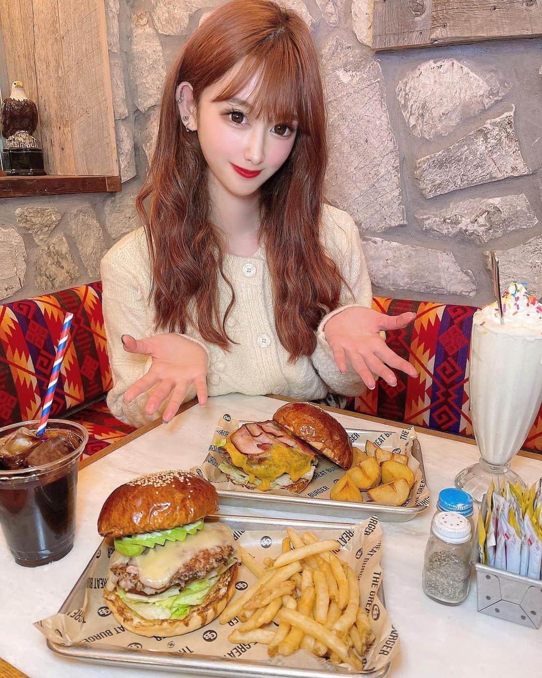 ゆうめろさんのインスタグラム写真 - (ゆうめろInstagram)「・ ・ ボリューミーなハンバーガー🍔❤️ ・ 渋谷ストリーム一階にある  @the_great_burger_stand に行ってきました🗽🇺🇸 ・ 私はベーコンチーズ和牛バーガーを頼んだよ🌿 ボリュームがあってスパイスもきいてて最高…😋💓 美味しくてペロリと一瞬で食べ終わっちゃいましたっ☁ ・ #thegreatburgerstand #渋谷ランチ #渋谷ストリーム #東京ハンバーガー #渋谷ディナー  ・」12月20日 20時47分 - yk.o0