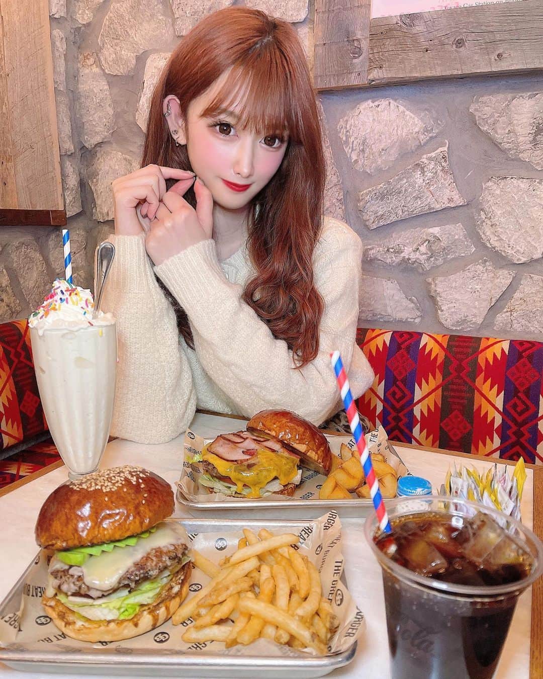 のインスタグラム：「・ ・ ボリューミーなハンバーガー🍔❤️ ・ 渋谷ストリーム一階にある  @the_great_burger_stand に行ってきました🗽🇺🇸 ・ 私はベーコンチーズ和牛バーガーを頼んだよ🌿 ボリュームがあってスパイスもきいてて最高…😋💓 美味しくてペロリと一瞬で食べ終わっちゃいましたっ☁ ・ #thegreatburgerstand #渋谷ランチ #渋谷ストリーム #東京ハンバーガー #渋谷ディナー  ・」