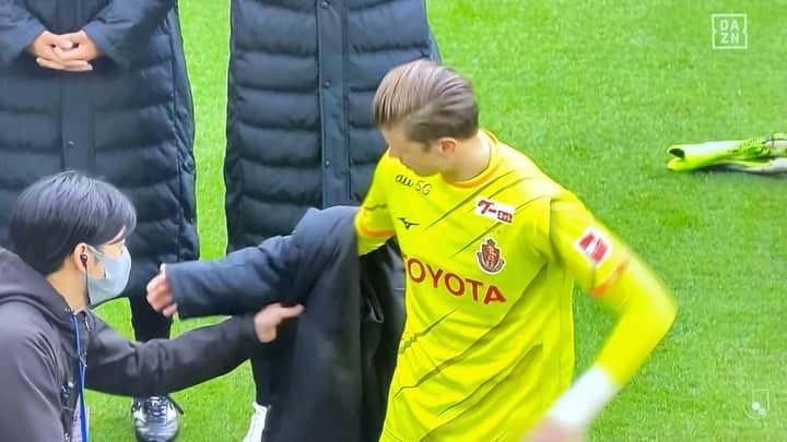 ミチェル・ランゲラクのインスタグラム：「One of the most beautiful moments of my career so far. Having my wife and son presenting me flowers for my 100th game 🥰」