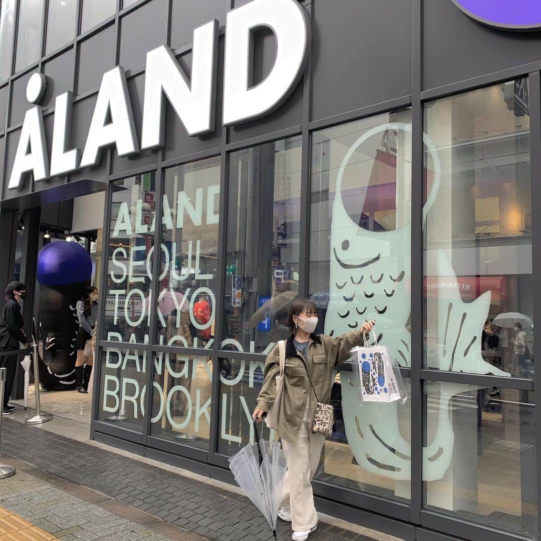 RiLiさんのインスタグラム写真 - (RiLiInstagram)「日本初上陸💙韓国発セレクトショップ【ALAND】🐟⁣ ......⁣ 渋谷にオープンした【ALAND（エーランド）】にはもう行った？🚶‍♂️2020年10月に日本初上陸した今話題のスポットだよ💫⁣ ALANDとは韓国で人気のセレクトショップ💙お魚のロゴが印象的だよね🐟系統はストリート系のお洋服を主に取り扱っているよ🙌⁣ おしゃれな渋谷の路面店にぜひ足を運んでみてね🔵お店に行けない子は、通販でも購入できるみたいだからチェックしてみて✔︎⁣ ❣❣❣❣❣⁣ サイトやSNSで掲載させていただくお写真募集中😘📸⁣ かわいいコーデやアイテム、注目スポットなどが撮れたら、ハッシュタグ→#rili_tokyo  を付けて投稿❗⁣ ．⁣ Special Thanks💋 Photo by⁣ @_tzuah⁣ @zzairizz⁣ @dandra_misaki⁣ @00000riisa⁣ @___miho0814⁣ @nii__36⁣ @yuz_n06s__⁣ @sumlvu⁣ .⁣ #ALAND #エーランド #韓国ファッション #ストリートファッション #セレクトショップ #韓国っぽ #rili_tokyo #おしゃれさんと繋がりたい #お洒落さんと繋がりたい #ファッション #패션스타그램 #ootd #outfit」12月20日 21時00分 - rili.tokyo