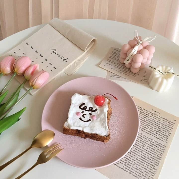 R i R y (リリー)さんのインスタグラム写真 - (R i R y (リリー)Instagram)「『#デコトースト 🍞🤎』　　  サンタトースト可愛すぎる🎅❤️ スヌーピーもプーさんも！🐻 全部真似したい！  Photo by﻿ @kula.123 @kikotable  @__hnaxx__ ✴︎---------------✴︎---------------✴︎﻿ ﻿ ▶▶Instagram・Twitter・TikTokで掲載する写真を募集中📸﻿ カワイイ写真が撮れたら、@velle.jp をタグ付けするか、ハッシュタグ #velle_jp をつけて投稿してみてね♪﻿ ﻿ velle編集部と一緒にカワイイで溢れるvelleを創っていこう😚🤍  ✴︎---------------✴︎---------------✴︎﻿ #デコトースト #おうちカフェ #朝ごぱん #朝ごはん部 #cafe #homecafe #home #toast #foodgasm #instagood #お家カフェ #カフェ #おうちカフェ #トースト #食器 #レモントースト #ヨーグルト #おうちcafe #サンリオ #sanrio #エッグインクラウドトースト #いちごトースト #おうち時間 #strawberry #パン #パン好きな人と繋がりたい」12月20日 21時00分 - velle.jp
