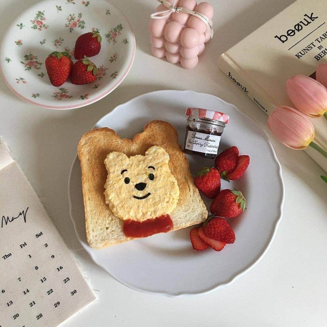 R i R y (リリー)さんのインスタグラム写真 - (R i R y (リリー)Instagram)「『#デコトースト 🍞🤎』　　  サンタトースト可愛すぎる🎅❤️ スヌーピーもプーさんも！🐻 全部真似したい！  Photo by﻿ @kula.123 @kikotable  @__hnaxx__ ✴︎---------------✴︎---------------✴︎﻿ ﻿ ▶▶Instagram・Twitter・TikTokで掲載する写真を募集中📸﻿ カワイイ写真が撮れたら、@velle.jp をタグ付けするか、ハッシュタグ #velle_jp をつけて投稿してみてね♪﻿ ﻿ velle編集部と一緒にカワイイで溢れるvelleを創っていこう😚🤍  ✴︎---------------✴︎---------------✴︎﻿ #デコトースト #おうちカフェ #朝ごぱん #朝ごはん部 #cafe #homecafe #home #toast #foodgasm #instagood #お家カフェ #カフェ #おうちカフェ #トースト #食器 #レモントースト #ヨーグルト #おうちcafe #サンリオ #sanrio #エッグインクラウドトースト #いちごトースト #おうち時間 #strawberry #パン #パン好きな人と繋がりたい」12月20日 21時00分 - velle.jp