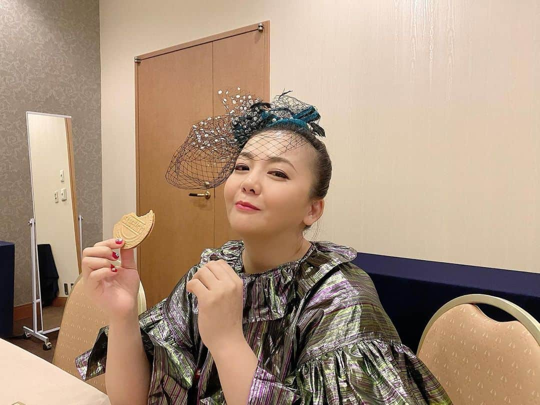 華原朋美さんのインスタグラム写真 - (華原朋美Instagram)「歌い終わったあとはご褒美のゴーフル💖 #華原朋美　#💖　#ぼうしかわいいでしょ💕」12月20日 20時52分 - tomomi_kakala