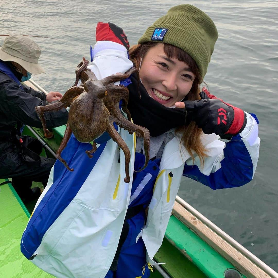 川目梢さんのインスタグラム写真 - (川目梢Instagram)「マダコ釣りはテンヤ派のわたし❤️  浦安『吉野屋』🐙🎣  それにしても2700状態  #吉野屋 #マダコ #タコ #タコ釣り#テンヤ #釣り #釣りガール #釣り好きな人と繋がりたい #釣りスタグラム #釣りガール #釣り女子 #釣りバカ #2700」12月20日 20時52分 - kozukozu0615