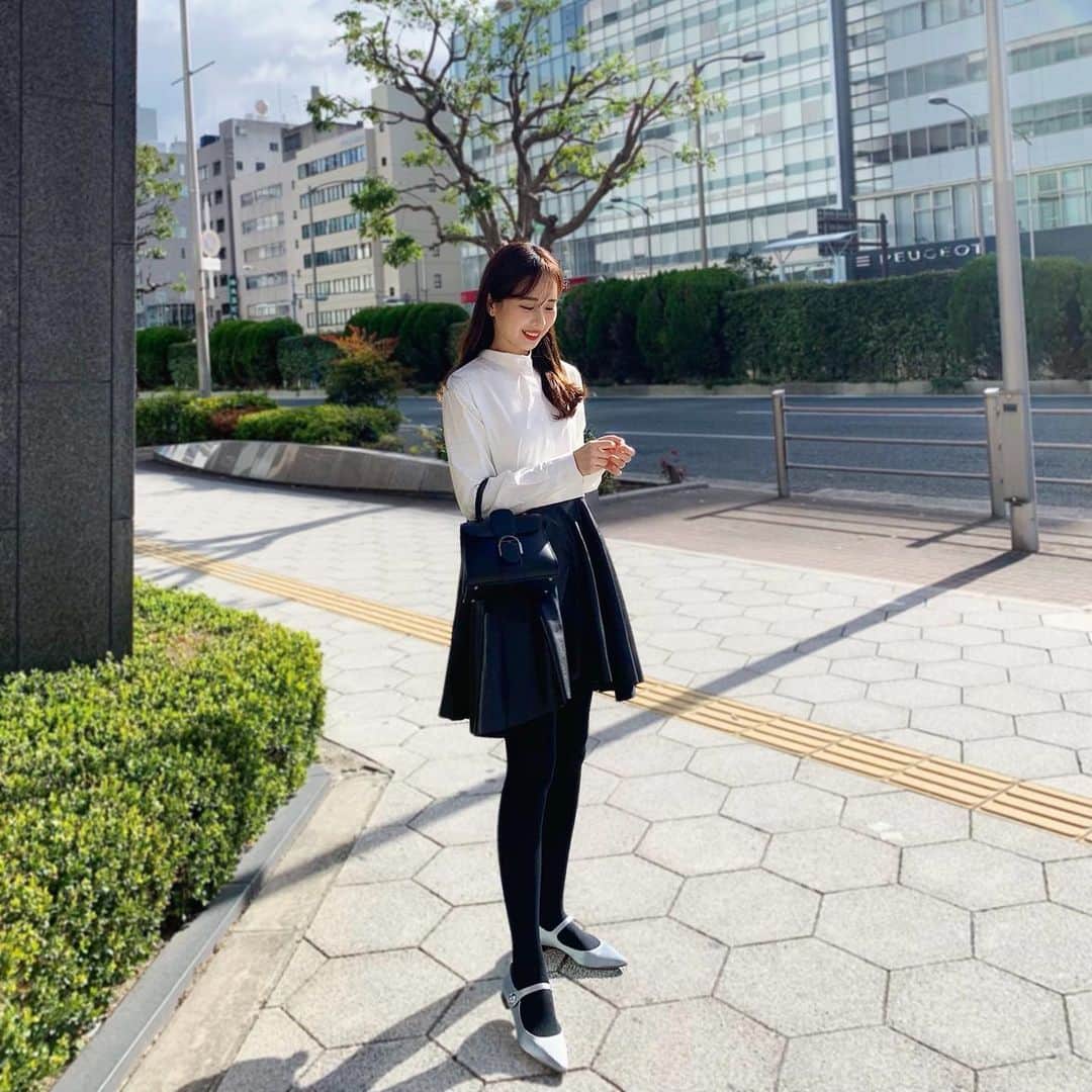 ハンナミのインスタグラム：「black 🖤 今日はお気に入りのシャツレザーワンピ着た :)  12月予約販売は 本日23:59まで🕰  onepiece #eneu bag #delvaux shoes #rochas」