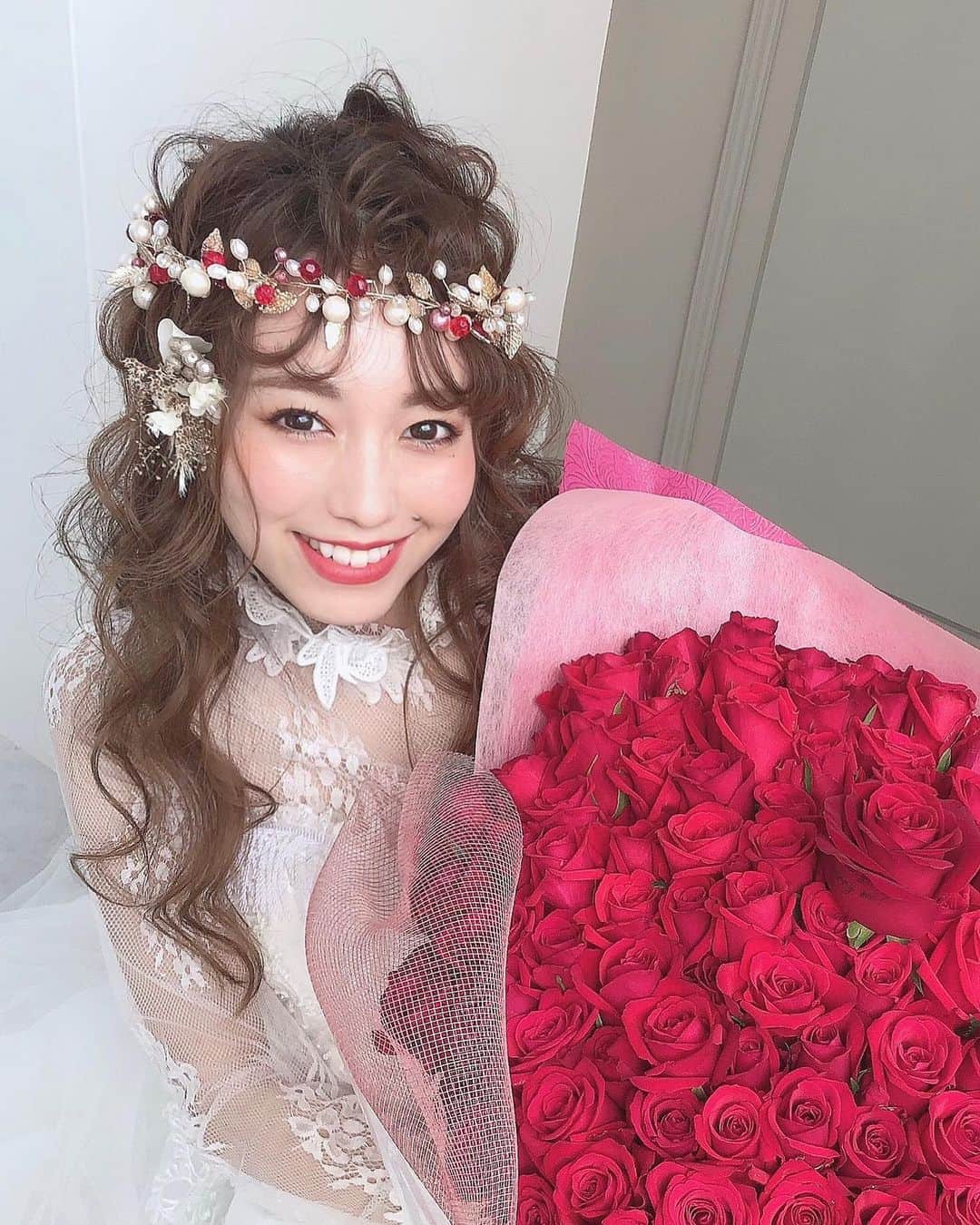 白岩まちこのインスタグラム：「≫≫👰🏼... 𝘉𝘳𝘪𝘥𝘦 𝘣𝘦𝘢𝘶𝘵𝘺  ㅤㅤㅤㅤㅤㅤㅤㅤㅤㅤㅤㅤㅤ  １０８本 (永遠 )のバラ🌹と。 ㅤㅤㅤㅤㅤㅤㅤㅤㅤㅤㅤㅤㅤ ㅤㅤㅤㅤㅤㅤㅤㅤㅤㅤㅤㅤㅤ ㅤㅤㅤㅤㅤㅤㅤㅤㅤㅤㅤㅤㅤ この撮影秘話はまた今度...🤫‼️ ㅤㅤㅤㅤㅤㅤㅤㅤㅤㅤㅤㅤㅤ ㅤㅤㅤㅤㅤㅤㅤㅤㅤㅤㅤㅤㅤ ㅤㅤㅤㅤㅤㅤㅤㅤㅤㅤㅤㅤㅤ 今年は前撮り、来年は結婚式があるから、ㅤㅤ 花嫁美容に。といただいたパールホワイトプロで おうちでホワイトニング🕊🤍  ㅤㅤㅤㅤㅤㅤㅤㅤㅤㅤㅤㅤㅤ ㅤㅤㅤㅤㅤㅤㅤㅤㅤㅤㅤㅤㅤ  🦷  @pearlwhitepro   ㅤㅤㅤㅤㅤㅤㅤㅤㅤㅤㅤㅤㅤ ㅤㅤㅤㅤㅤㅤㅤㅤㅤㅤㅤㅤㅤ  これ、普段の歯磨きの後に ホワイトニング液を付けた歯ブラシで もう一度ブラッシングするだけで 簡単にホワイトニングが出来るってやつ☺️✌🏻✨  ㅤㅤㅤㅤㅤㅤㅤㅤㅤㅤㅤㅤㅤ  ホワイトニングはもちろん、歯周病予防や虫歯予防にも使えて、これ1本でトータルケアが出来るん🙊❤️  ㅤㅤㅤㅤㅤㅤㅤㅤㅤㅤㅤㅤㅤ ㅤㅤㅤㅤㅤㅤㅤㅤㅤㅤㅤㅤㅤ 研磨剤も入ってないから低刺激◎  ㅤㅤㅤㅤㅤㅤㅤㅤㅤㅤㅤㅤㅤ ㅤㅤㅤㅤㅤㅤㅤㅤㅤㅤㅤㅤㅤ ここ一年は常にマスクを付けてるから、 オーラルケアって怠りがちやけど、 コロナが落ちついて、マスクをせずに 普段のような生活が出来るようになった時に 笑顔に自信が持てるように...☺️✨  ㅤㅤㅤㅤㅤㅤㅤㅤㅤㅤㅤㅤㅤ ㅤㅤㅤㅤㅤㅤㅤㅤㅤㅤㅤㅤㅤ  ㅤㅤㅤㅤㅤㅤㅤㅤㅤㅤ こんな時期やから、なかなか歯医者でのホワイトニング行けないって子にもホームホワイトニングはオススメやよ😉✨  ㅤㅤㅤㅤㅤㅤㅤㅤㅤㅤㅤㅤㅤ  これから、花嫁美容や前撮り、 式準備についても書いていきたいな...😌🌿 ㅤㅤㅤㅤㅤㅤㅤㅤㅤㅤㅤㅤㅤ ㅤㅤㅤㅤㅤㅤㅤㅤㅤㅤㅤㅤㅤ ㅤㅤㅤㅤㅤㅤㅤㅤㅤㅤㅤㅤㅤ ㅤㅤㅤㅤㅤㅤㅤㅤㅤㅤㅤㅤㅤ ちなみに、真っ赤な彩度高めの赤リップは、 歯がより一層白く見えるようになるよ🤭‼️ ㅤㅤㅤㅤㅤㅤㅤㅤㅤㅤㅤㅤㅤ ㅤㅤㅤㅤㅤㅤㅤㅤㅤㅤㅤㅤㅤ ㅤㅤㅤㅤㅤㅤㅤㅤㅤㅤㅤㅤㅤ ㅤㅤㅤㅤㅤㅤㅤㅤㅤㅤㅤㅤㅤ  季節柄、ブラウンリップとかも良いけど、 歯を白く見せたい時は断然赤リップ💋✨  ㅤㅤㅤㅤㅤㅤㅤㅤㅤㅤㅤㅤㅤ ㅤㅤㅤㅤㅤㅤㅤㅤㅤㅤㅤㅤㅤ ㅤㅤㅤㅤㅤㅤㅤㅤㅤㅤㅤㅤㅤ ㅤㅤㅤㅤㅤㅤㅤㅤㅤㅤㅤㅤㅤ  ㅤㅤㅤㅤㅤㅤㅤㅤㅤㅤㅤㅤㅤ #パールホワイトプロ#ホワイトニング  #ノー歯医者#自宅ホワイトニング#PR #花嫁美容#花嫁準備#プレ花嫁#プレ花嫁準備 #結婚式準備#フォトウェディング #ウェディングフォト#プレ花嫁 #前撮り#関西花嫁#関西プレ花嫁 #花嫁準備#ドレス前撮り #洋装前撮り#プレ花嫁さんと繋がりたい#前撮りヘア#前撮り写真 #marry花嫁#プレ花嫁2020#結婚式ヘアアレンジ #ウェディング撮影#ブライダルフォト#ウェディング #結婚式#ブライダル」
