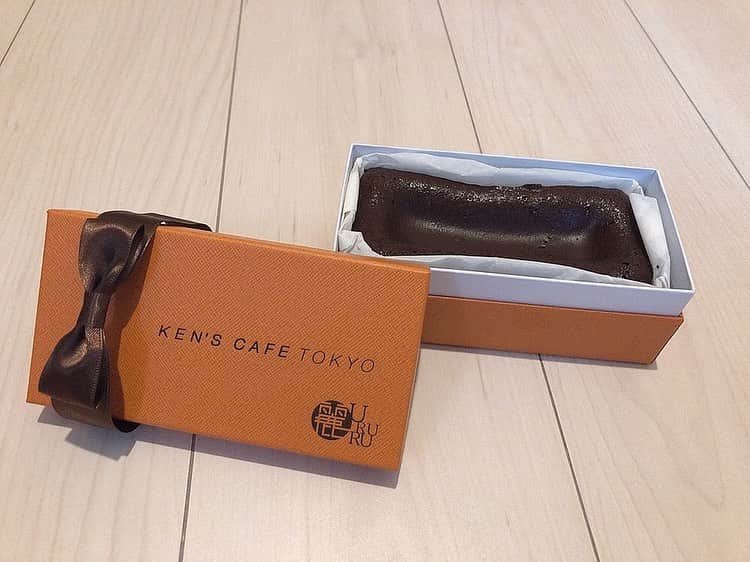 MAIさんのインスタグラム写真 - (MAIInstagram)「日本トップクラスのガトーショコラ専門店 🍰ケンズカフェ東京さん☕️ 初監修の驚きのヘルシーガトーショコラ🤎  『魔法のガトーショコラ　麗（URURU）』 甘いもの大好きで 色々と食べ過ぎてしまう私には とてもありがたい存在... 濃厚でとても美味しいのに、 🌟お砂糖不使用🌟なの！  ダイエット中だけど 濃厚なチョコケーキを食べたい人や、 甘いもの食べたいけど太りたくない人に 特におすすめです🍫  ガトーショコラファンの私も リピートしてしまうおいしさ、、、🤎  濃厚で美味しいんだけど、 驚くほどあっさりと後味のキレがよく、 食べ始めたらやめられなくなるような ガトーショコラです！  ケンズカフェ東京さんのガトーショコラは 数量限定販売のため、 店頭購入の予約は3カ月先まで埋まって しまうこともあるくらいの大人気なの！ 待つのも納得なおいしさです🤎  クリスマスも近いので ご家族、ご友人、恋人への贈り物としても とてもおすすめです🎁  #ケンズカフェ東京　#ガトーショコラ　#魔法のガトーショコラ　#麗　#チョコ　#ショコラ　#ケーキ　#スイーツ　#ダイエット　#グルテンフリー」12月20日 20時56分 - maimaiphotogram