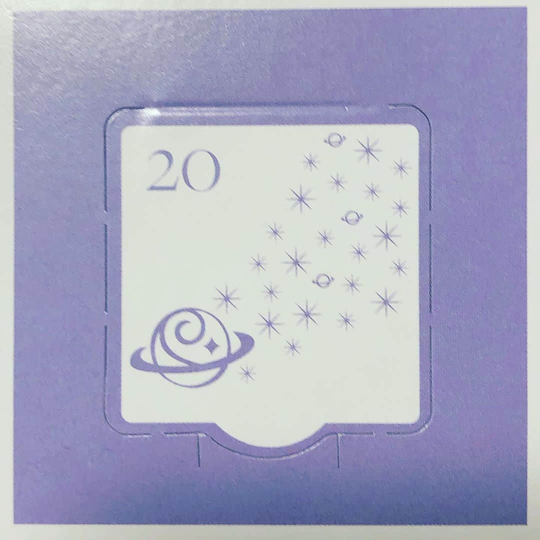 西原さおりさんのインスタグラム写真 - (西原さおりInstagram)「12月20日の宝塚アドベントカレンダーは宙組トップコンビのミニステッカーでした✨ ・ #宝塚歌劇団 #宙組 #adventcalendar  ・ ・ 毎日わくわくをくれるこのカレンダーもあと4日で完成です。 ちょっと寂しいです。 ・ ・ それにしても宙組チケット…💧 どうして友会のメールにもニュースにも気付かなかったのか、いまだに謎ですー。 ・ 今日、ムラで一足早くアナスタシア観劇してきた妹に会いました。 「めちゃくちゃ良かった✨」と聞き、ますます焦っております😥 ・ まだチャンスはあると信じて、せめて1度だけでも生観劇できるようにがんばりまっす！ ・ #雪組公演情報に夢中過ぎたもよう🥺 #宝塚ファン  #ナレーター #西原さおり #voiceover #japanesevoiceover @saolisample」12月20日 20時56分 - saolio