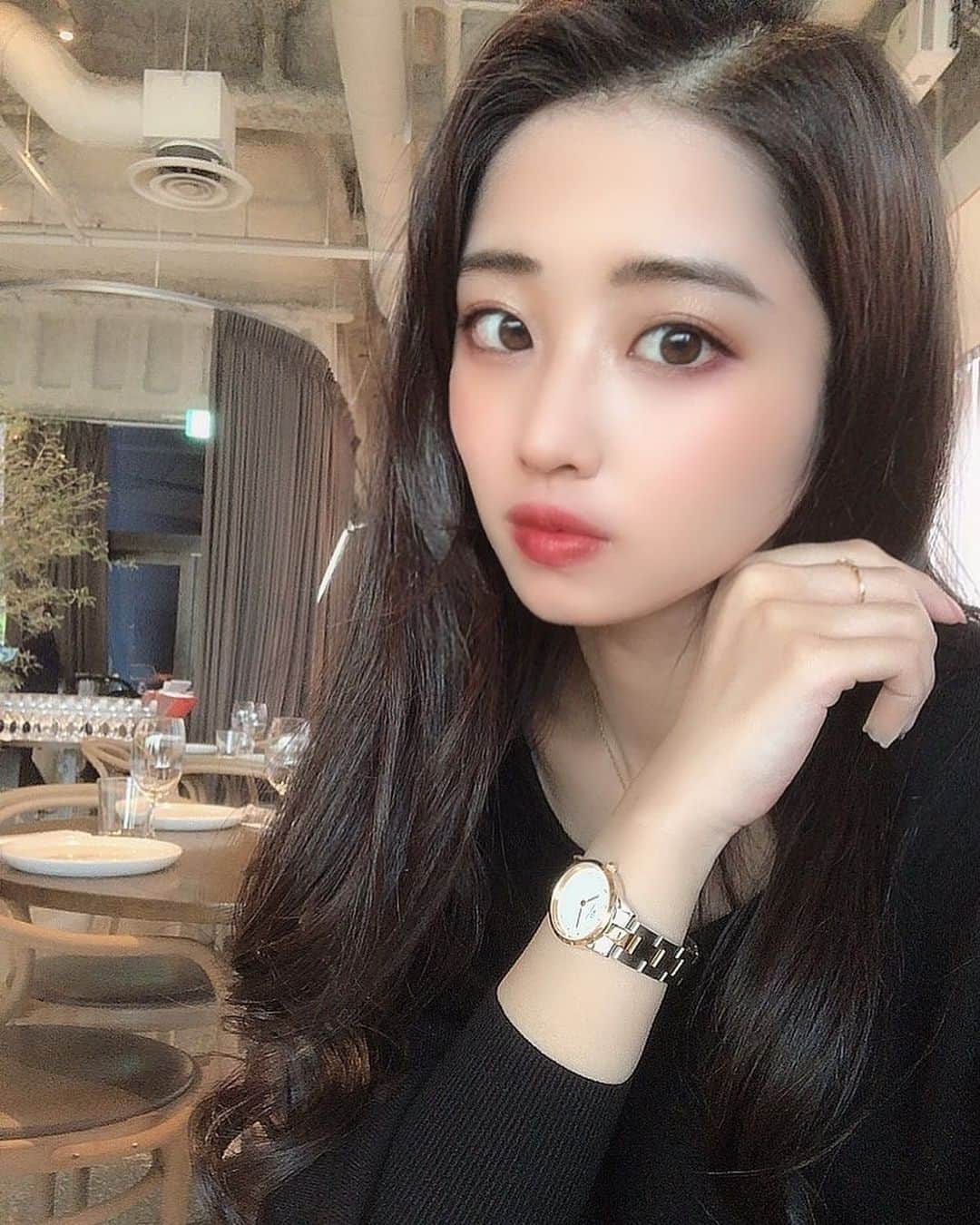 MAIさんのインスタグラム写真 - (MAIInstagram)「今年は自粛などで おうち時間がとても多かったですね〜🥺  お外出たくてソワソワしたり、 家でのんびりしすぎて 1日を後悔することもあったけど...  私はクリスマスの雰囲気に包まれた 街を歩くのが大好きです🎄 もちろん、 マスクや消毒を持ち歩くなど 感染症対策バッチリしてます！  お気に入りのワンピース、 帽子、ブーツ ネックレス、時計をつけて 自分の中で一番テンションが上がる状態で お外をお散歩して 運動不足解消と、気分転換をしてます。  お気に入りの時計とネックレスは特に テンション上がる〜🤎  最近私がしている ダニエルウェリントンでお得なキャンペーン をやっているので、 下にまとめておきます🤎  〜商品名〜 🎀ネックレス → ピンクゴールドのELAN NECKLACE 🎀時計 → ローズゴールドのICONIC LINK LUMINE    ★クリスマスオファーをゲットする最後のチャンス☟ 🎈Daniel Wellingtonクリスマスキャンペーン実施中！ 🎄公式サイト‪https://www.danielwellington.com/jp/‬やDW直営店舗にて二点以上お買い上げで25％OFFになります！全品対象！ 🎄特別ギフトラッピングも無料提供！ 🎄15％OFFクーポンコード【maipho】の併用でさらにお得！  ＠danielwellington　  #ダニエルウェリントン#DWクリスマス　#時計　#腕時計　#ネックレス　#ピンクゴールド　#クリスマスプレゼント　#アクセサリー　#プレゼント　#クリスマス　#お上品　#冬コーデ　#銀座　#銀座カフェ　#クリスマスギフト　#贈り物　#サプライズ　#アポロ銀座　#theapologinxza #ginza #cafe #lunch #instagood #洗練 #danielwellington #watch #elegant #swalovski #necklace #pinkgold」12月20日 20時56分 - maimaiphotogram