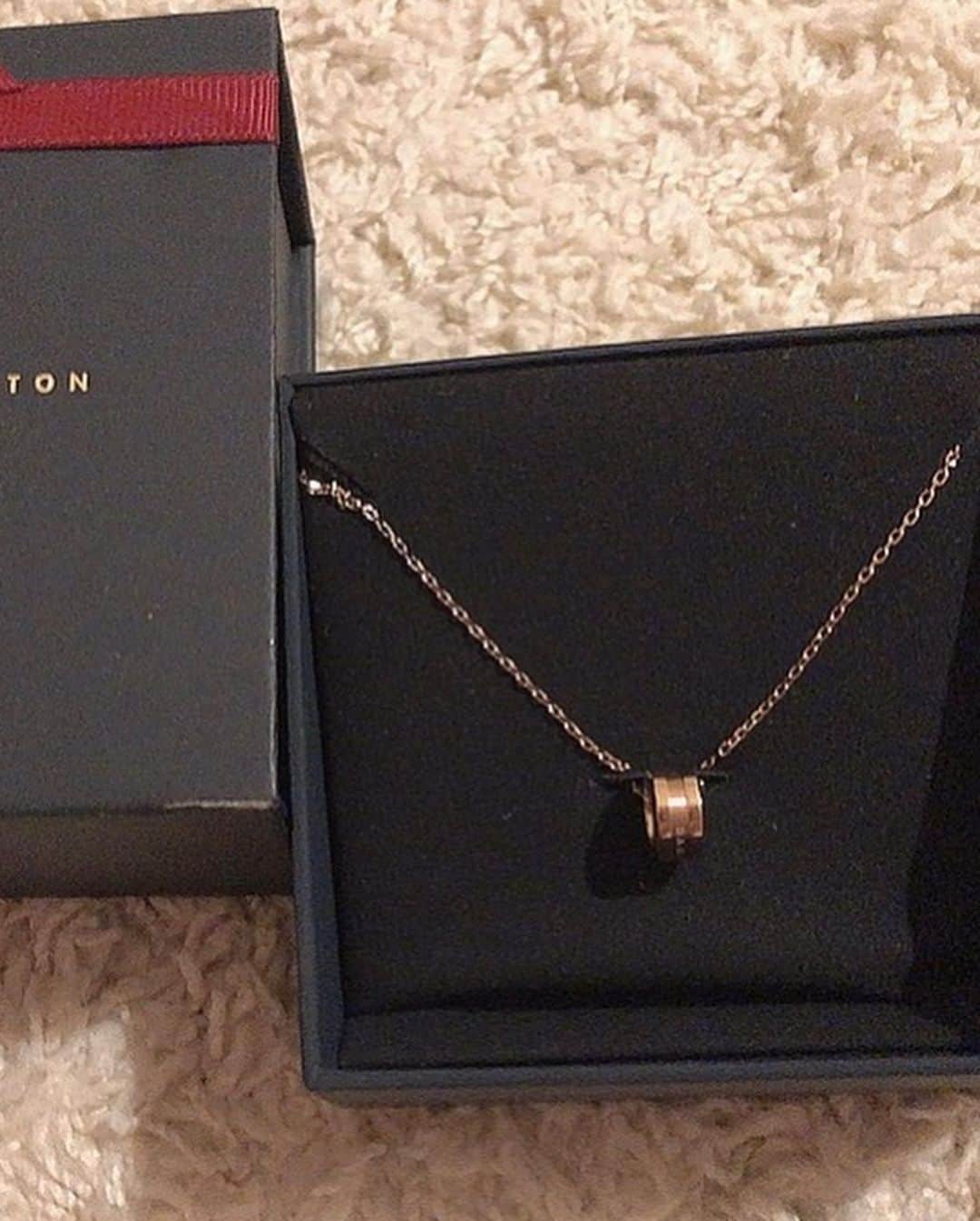 MAIさんのインスタグラム写真 - (MAIInstagram)「今年は自粛などで おうち時間がとても多かったですね〜🥺  お外出たくてソワソワしたり、 家でのんびりしすぎて 1日を後悔することもあったけど...  私はクリスマスの雰囲気に包まれた 街を歩くのが大好きです🎄 もちろん、 マスクや消毒を持ち歩くなど 感染症対策バッチリしてます！  お気に入りのワンピース、 帽子、ブーツ ネックレス、時計をつけて 自分の中で一番テンションが上がる状態で お外をお散歩して 運動不足解消と、気分転換をしてます。  お気に入りの時計とネックレスは特に テンション上がる〜🤎  最近私がしている ダニエルウェリントンでお得なキャンペーン をやっているので、 下にまとめておきます🤎  〜商品名〜 🎀ネックレス → ピンクゴールドのELAN NECKLACE 🎀時計 → ローズゴールドのICONIC LINK LUMINE    ★クリスマスオファーをゲットする最後のチャンス☟ 🎈Daniel Wellingtonクリスマスキャンペーン実施中！ 🎄公式サイト‪https://www.danielwellington.com/jp/‬やDW直営店舗にて二点以上お買い上げで25％OFFになります！全品対象！ 🎄特別ギフトラッピングも無料提供！ 🎄15％OFFクーポンコード【maipho】の併用でさらにお得！  ＠danielwellington　  #ダニエルウェリントン#DWクリスマス　#時計　#腕時計　#ネックレス　#ピンクゴールド　#クリスマスプレゼント　#アクセサリー　#プレゼント　#クリスマス　#お上品　#冬コーデ　#銀座　#銀座カフェ　#クリスマスギフト　#贈り物　#サプライズ　#アポロ銀座　#theapologinxza #ginza #cafe #lunch #instagood #洗練 #danielwellington #watch #elegant #swalovski #necklace #pinkgold」12月20日 20時56分 - maimaiphotogram