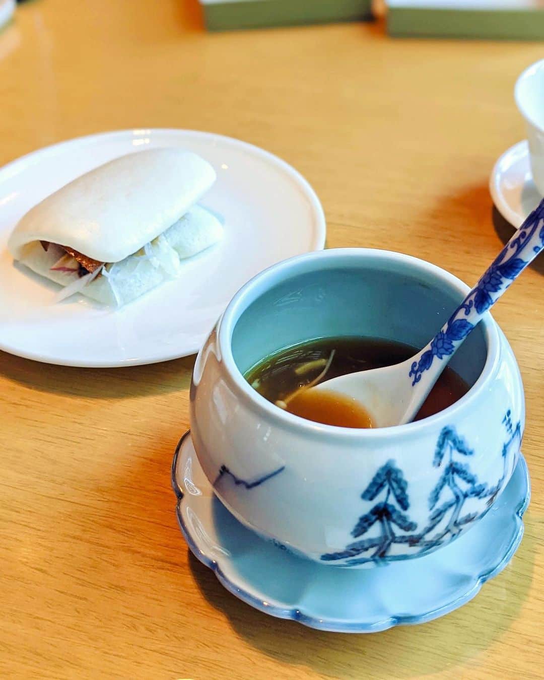 前田紀至子さんのインスタグラム写真 - (前田紀至子Instagram)「大切なお友達とささやかな忘年会ランチ。 折角ならばとマイフェイバリットなレストランの一つ、チャイナルームで飲茶食べ放題をして来ました。  オーダーしてから一人分、一切れずつを提供して頂けるので好きなものだけを好きなだけ食べられる愉しさは言わずもがな、このシステムってコロナ禍には凄く助かるなぁと改めて。 席間も広いし、満足度があまりにも高かったので定期的にいきたいねという話に。 もしも新年会が出来るならばきっと再びチャイナルームを選ぶことでしょう。  この時期のお楽しみ、クリスマスプレゼント交換も楽しかった！（リクエストしたグローサリートートやソックスとイソップの鉄板ハンドクリーム、最高です）  #grandhyatttokyo#グランドハイアット#チャイナルーム#飲茶#llbeanトート#aesop#イソップ」12月20日 20時57分 - ki45m